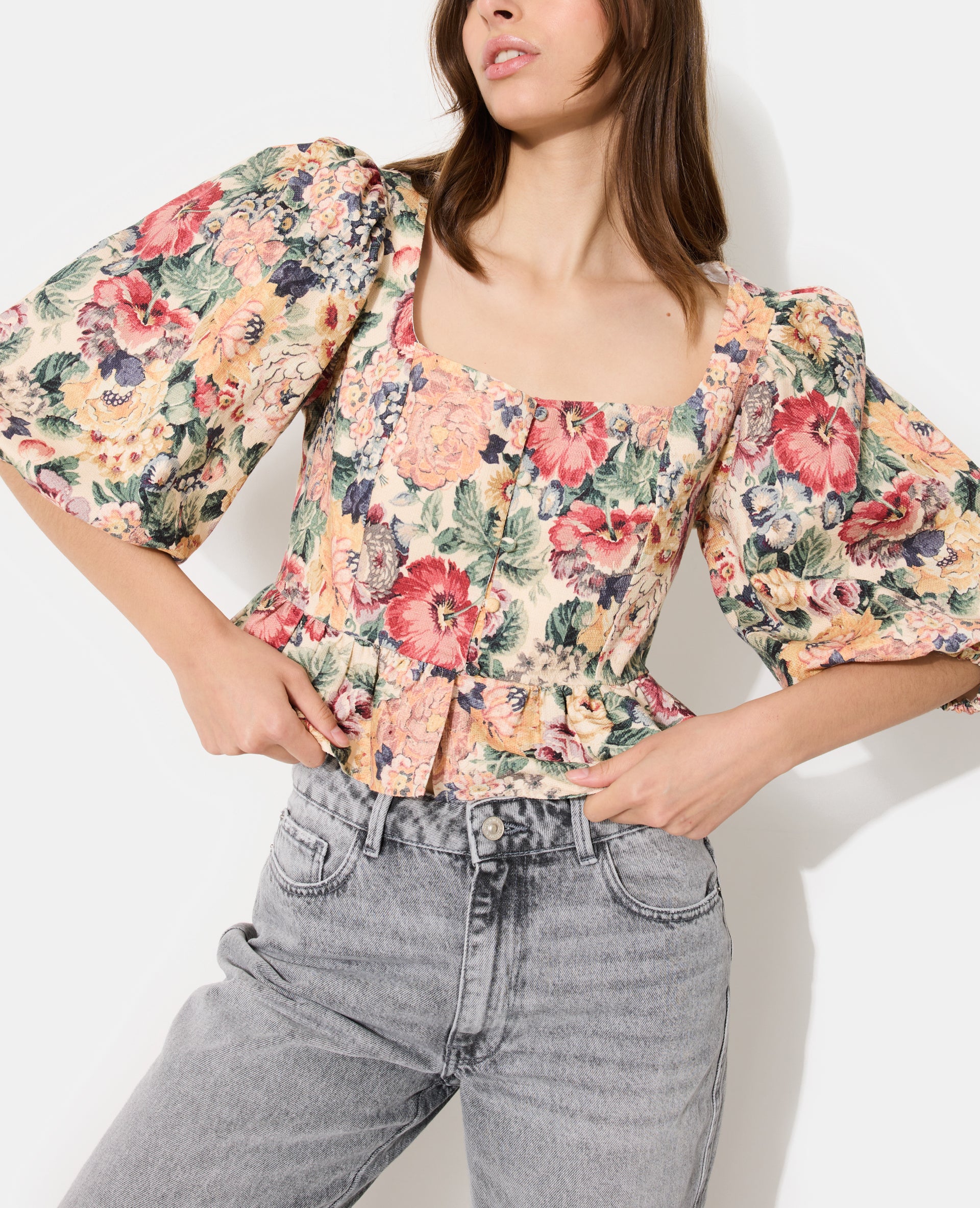 Blouse manches ballons en tissu texturé motif fleurs