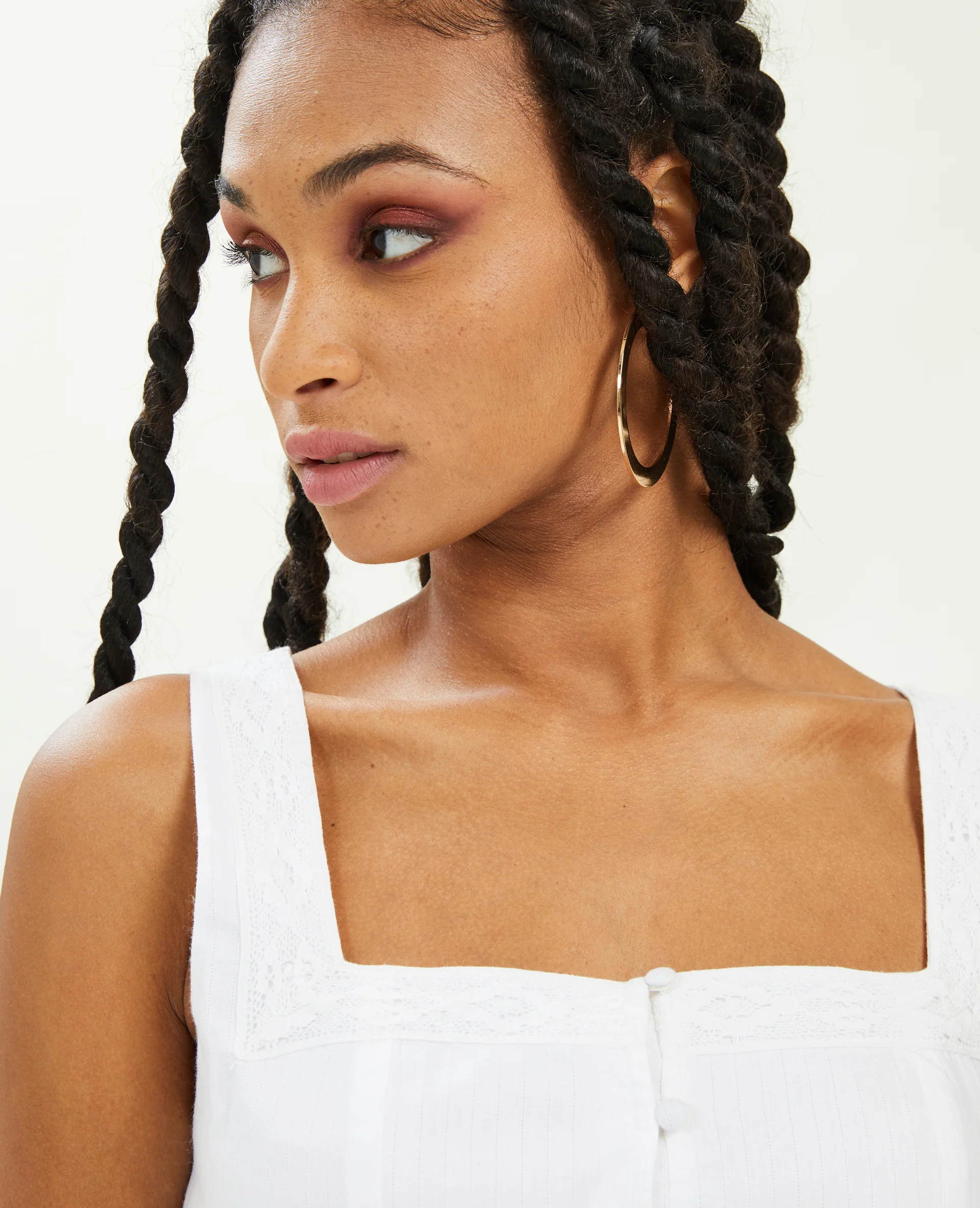 Top court avec boutons et dentelle