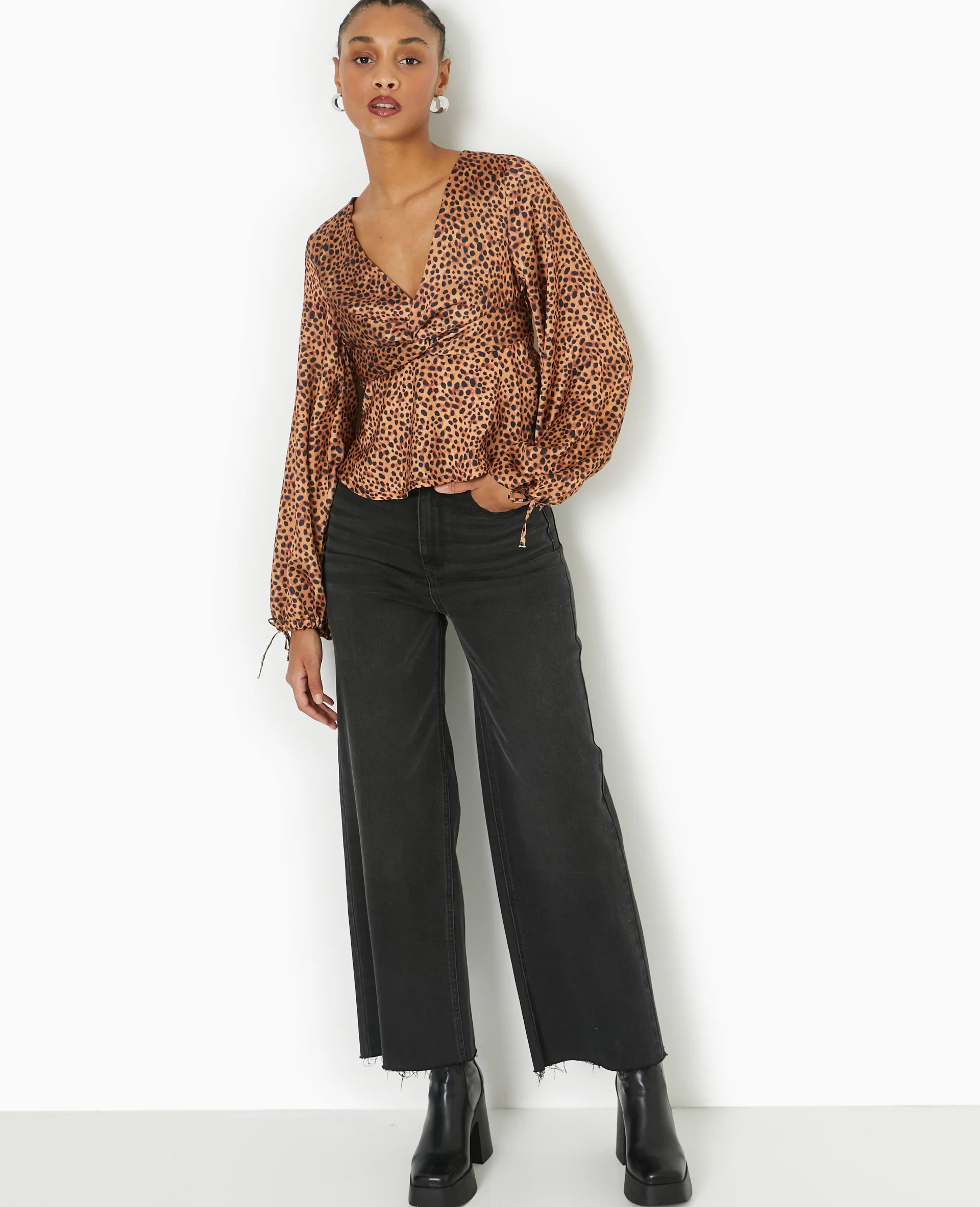 Blouse en tissu satiné motif léopard