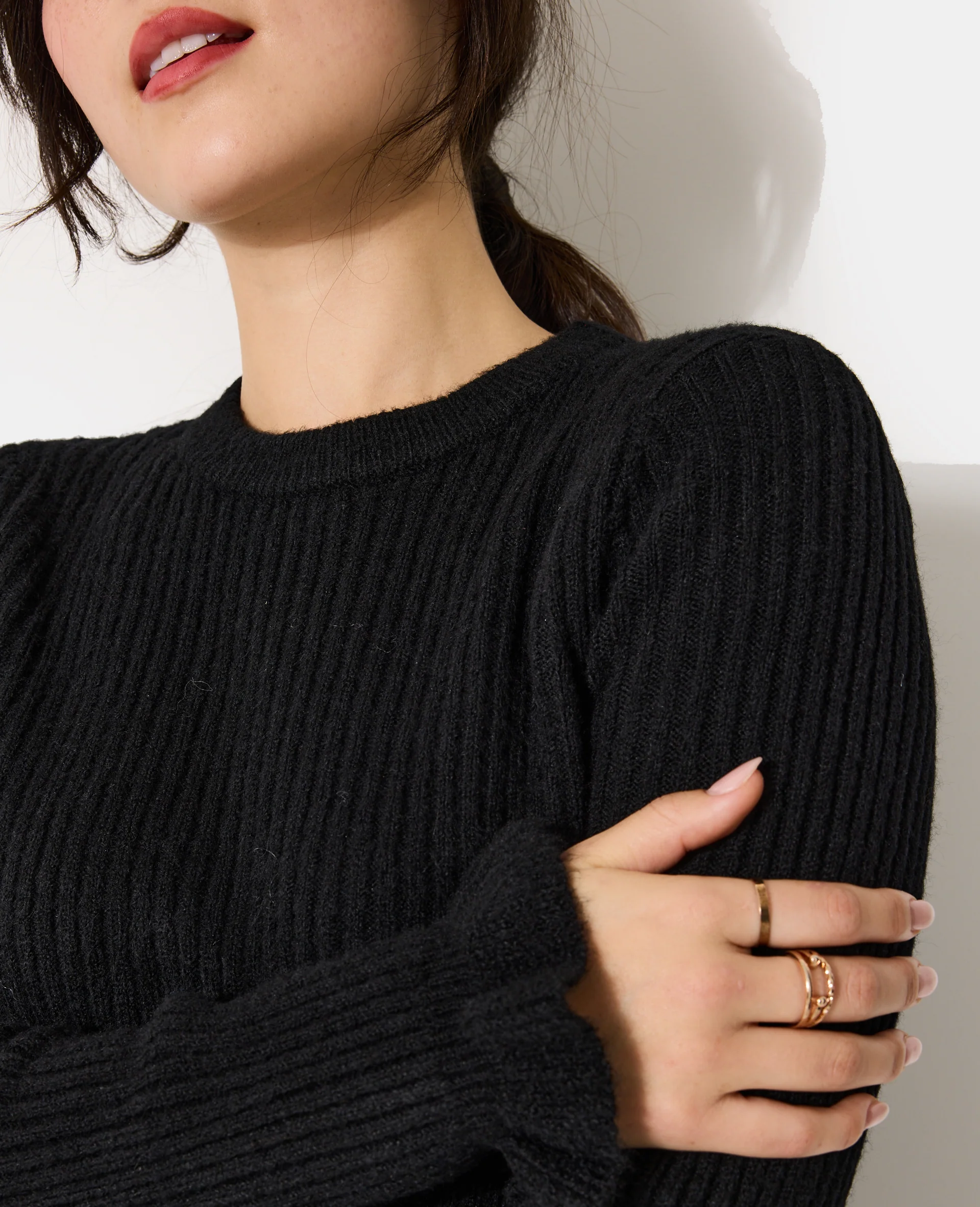 Pull en maille côtelée avec finitions ondulées