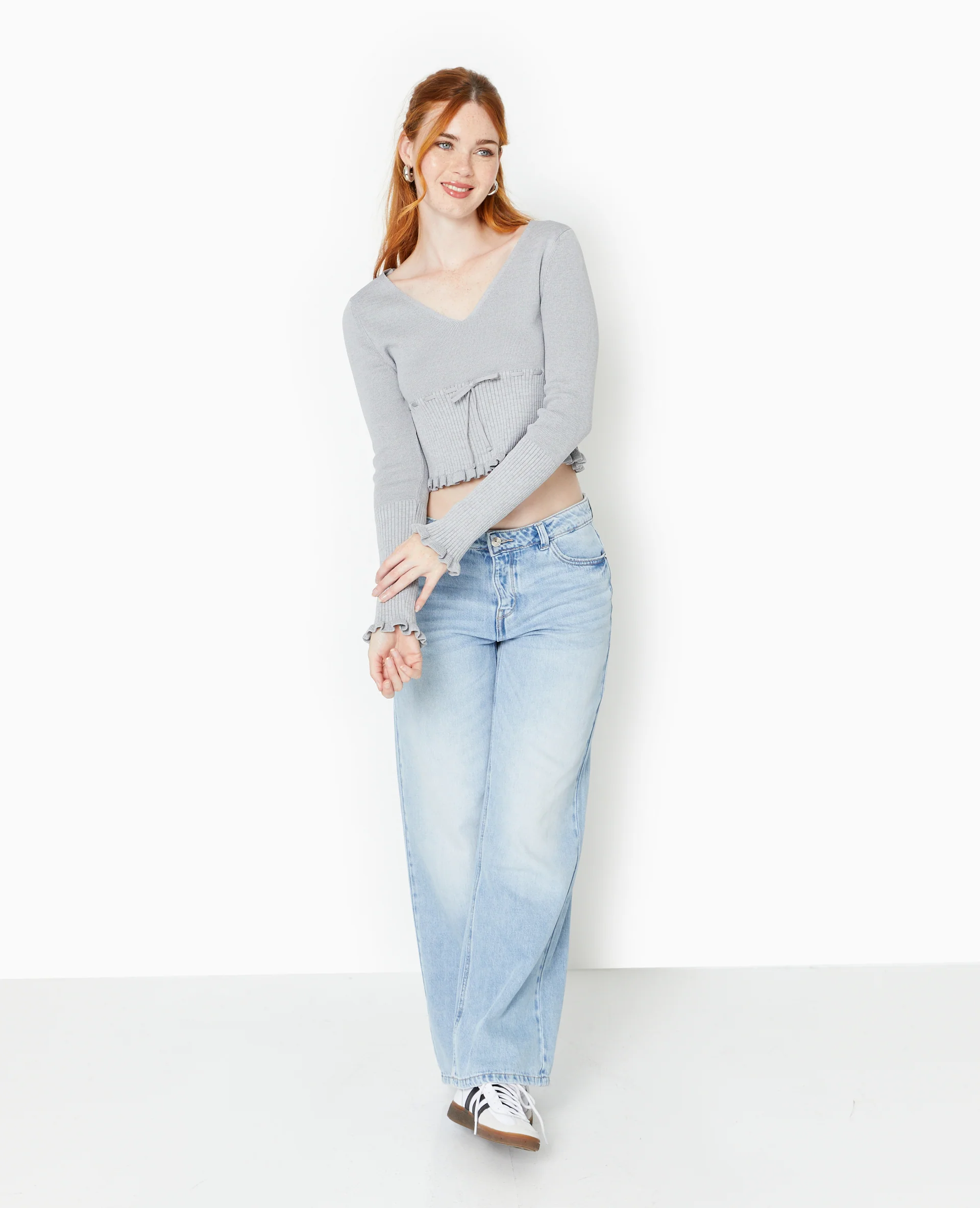 Pull fin col V avec lien coulissé