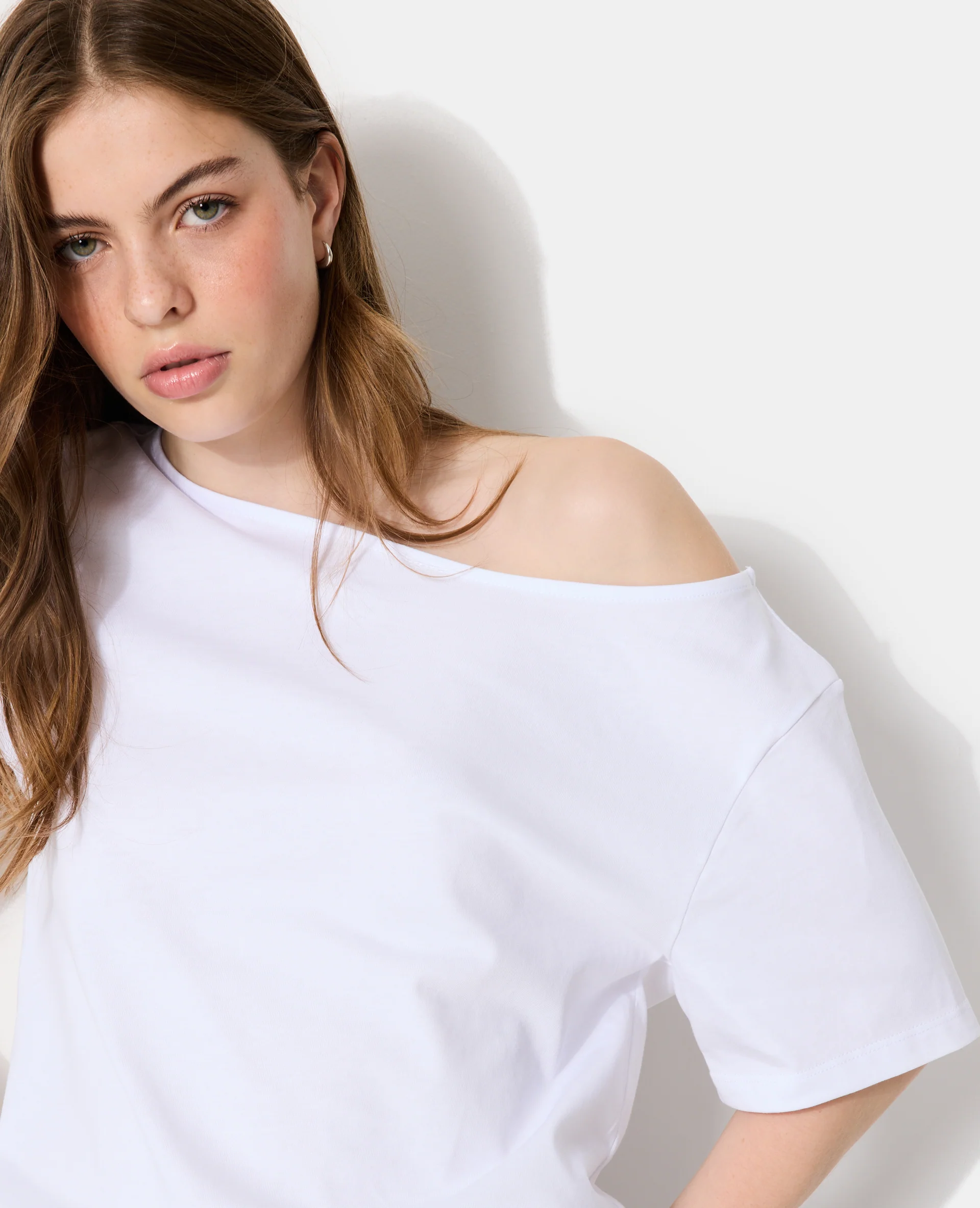 T-shirt manches courtes épaule dégagée