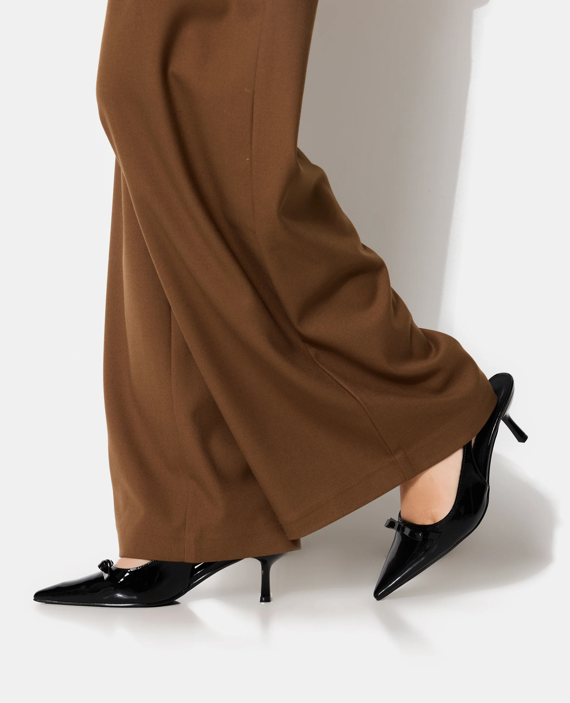 Escarpins pointus et vernis avec nœud