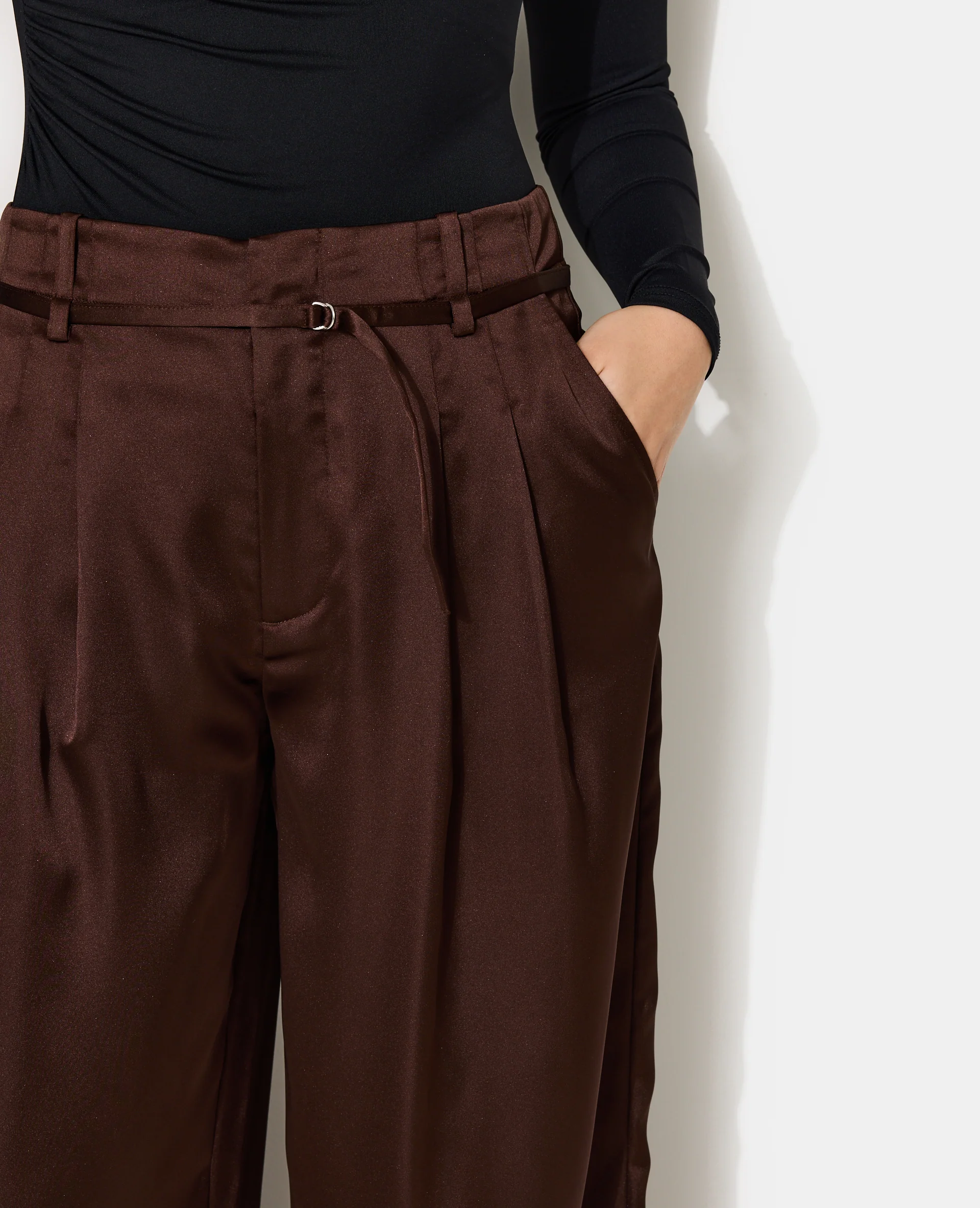 Pantalon large en satin avec pinces