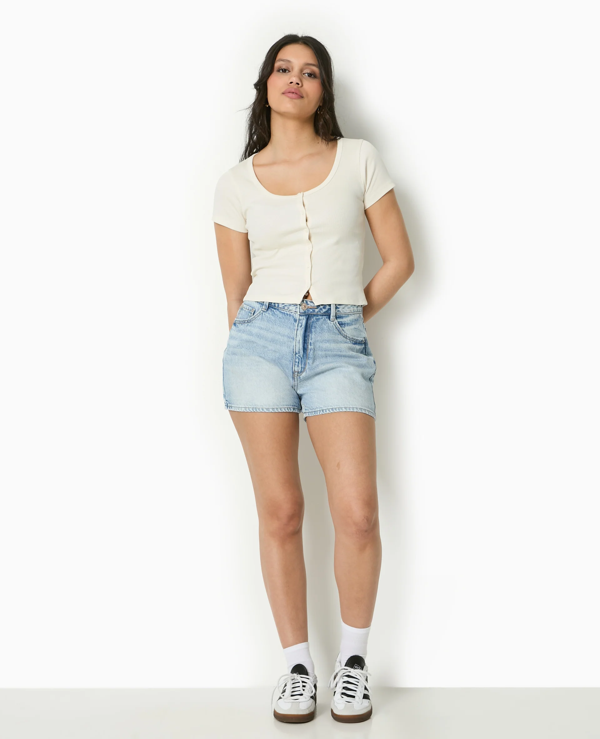 T-shirt court boutonné en maille côtelée