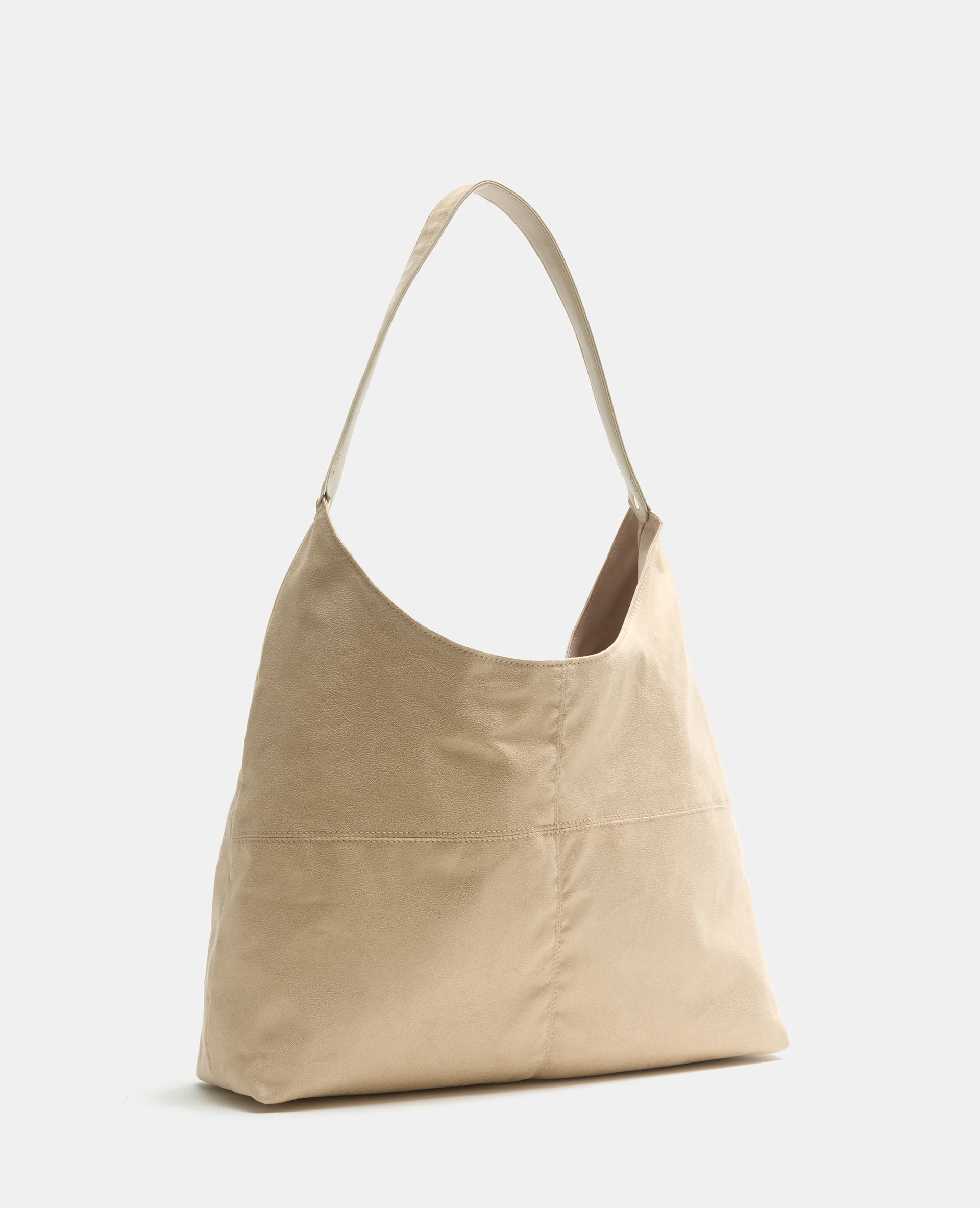 Grand sac en suédine porté épaule