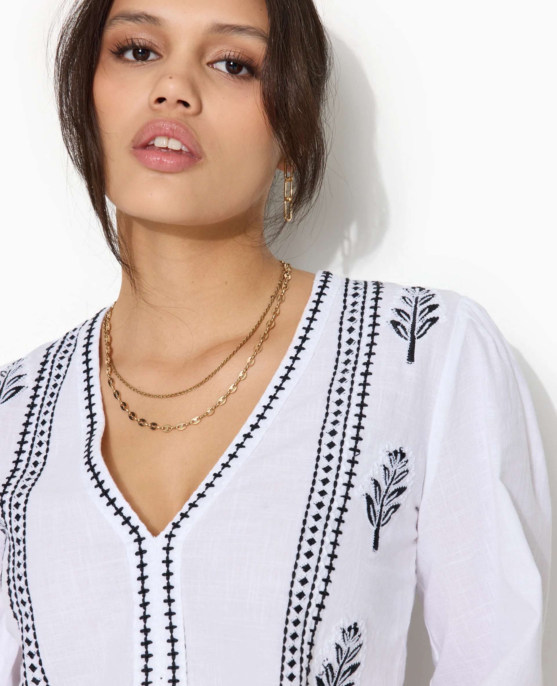 Blouse courte brodée avec manches ballons