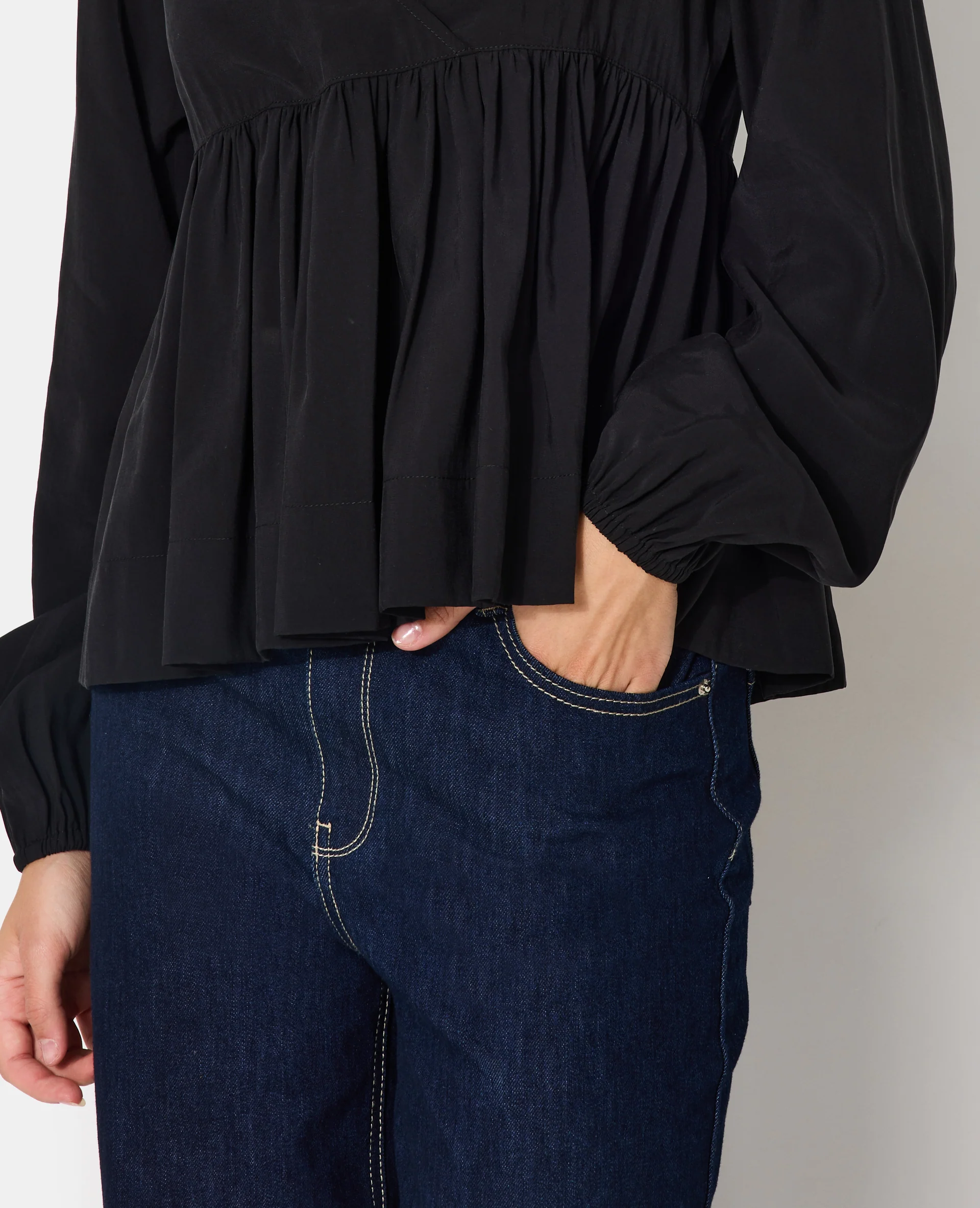 Blouse cache-coeur en tissu effet peau de pêche