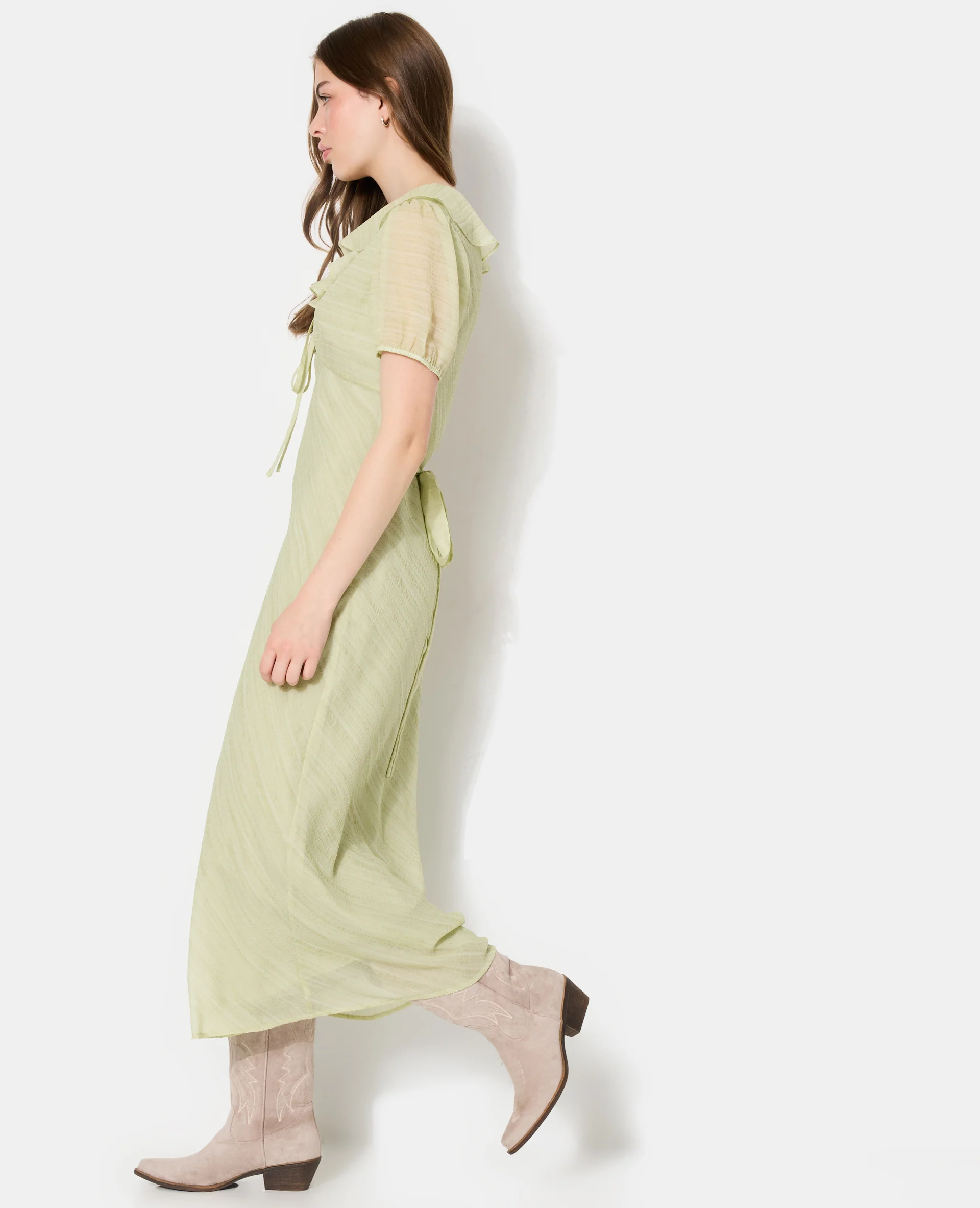 Robe longue avec col volanté et ceinture à nouer