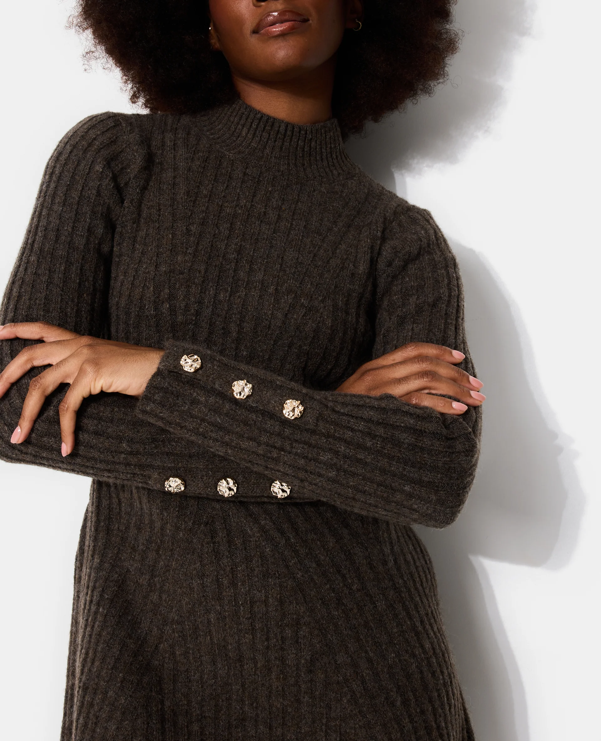 Robe pull patineuse avec boutons aux manches