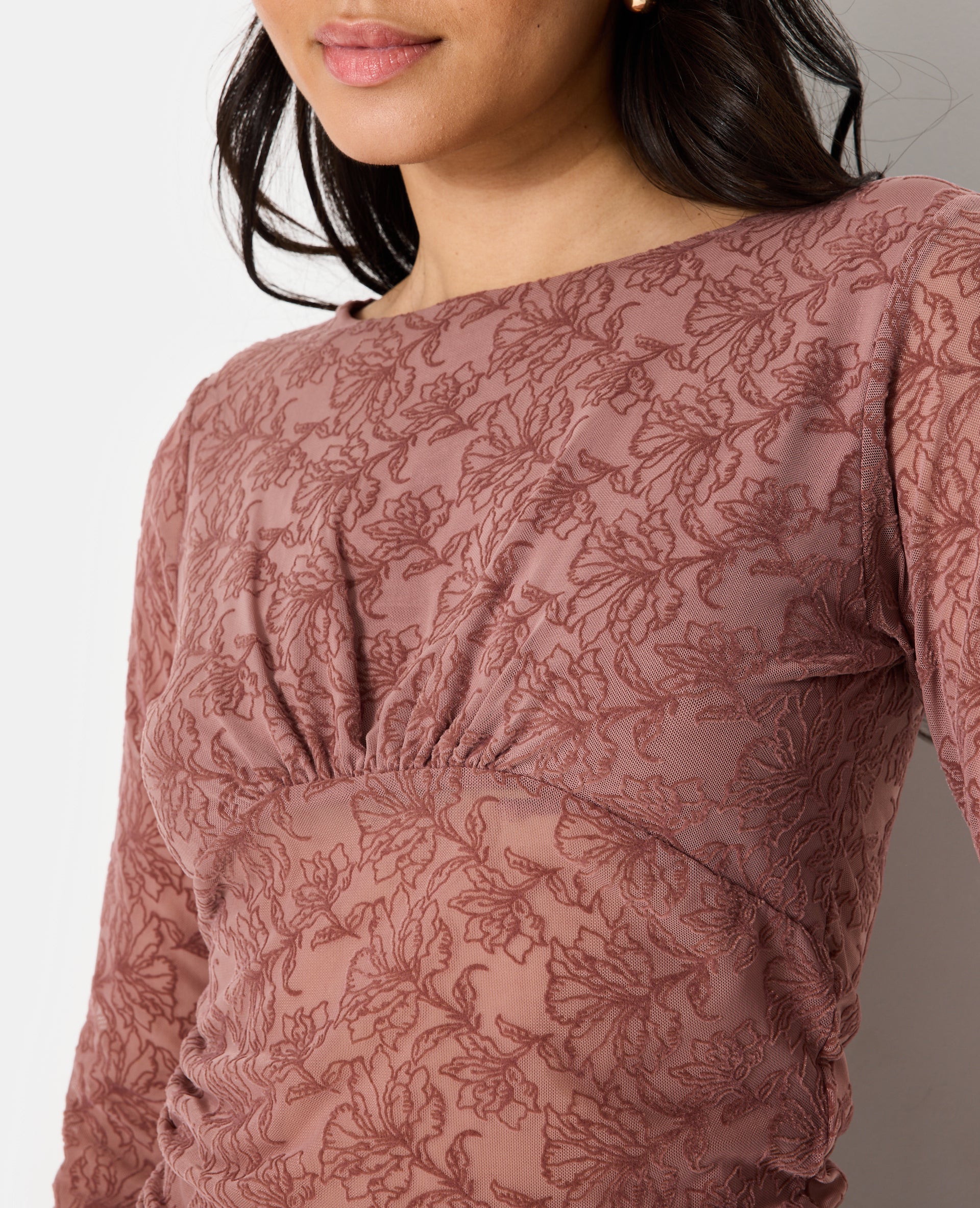 Top en résille avec motifs fleurs en velours