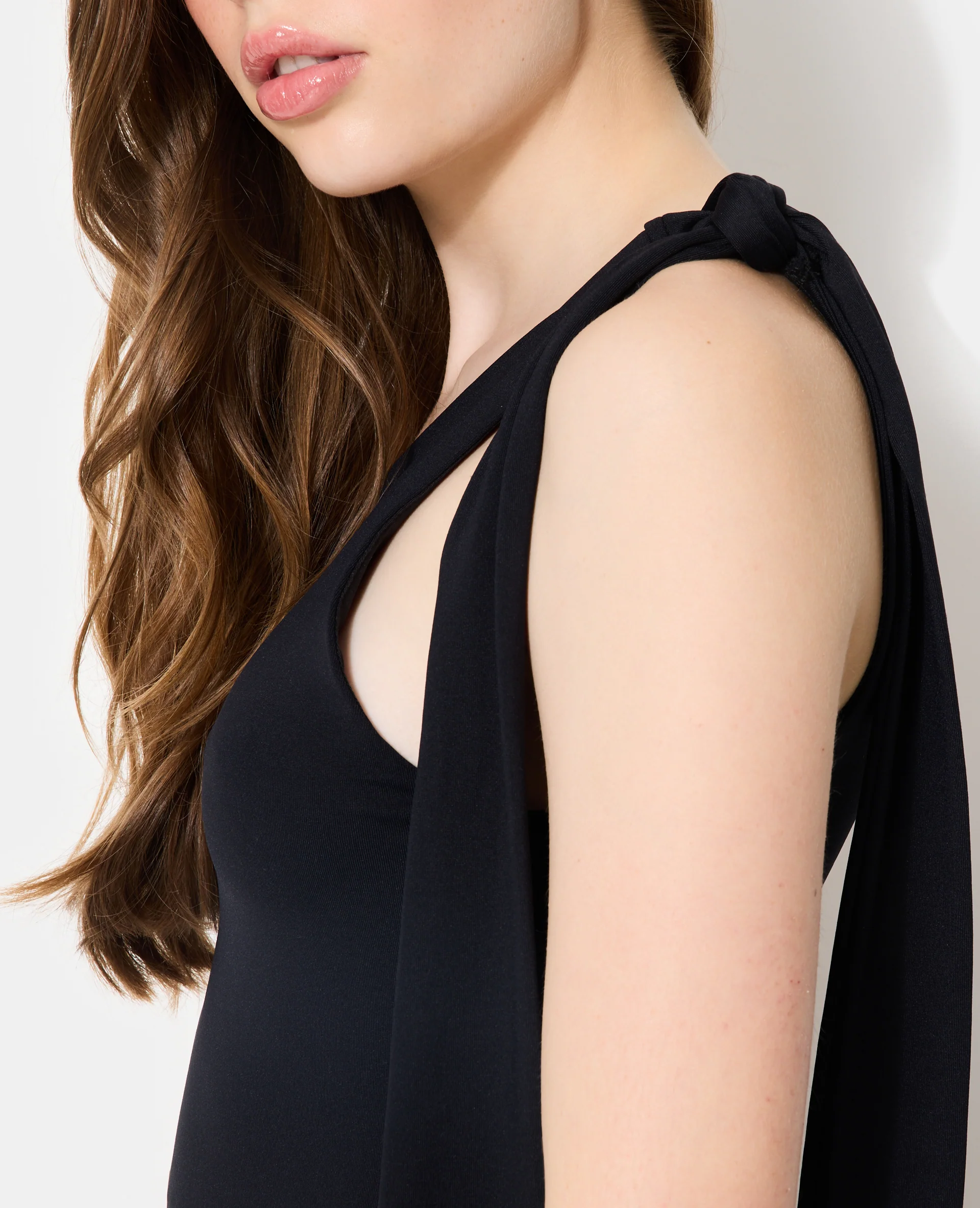 Top asymétrique avec nœud sur épaule