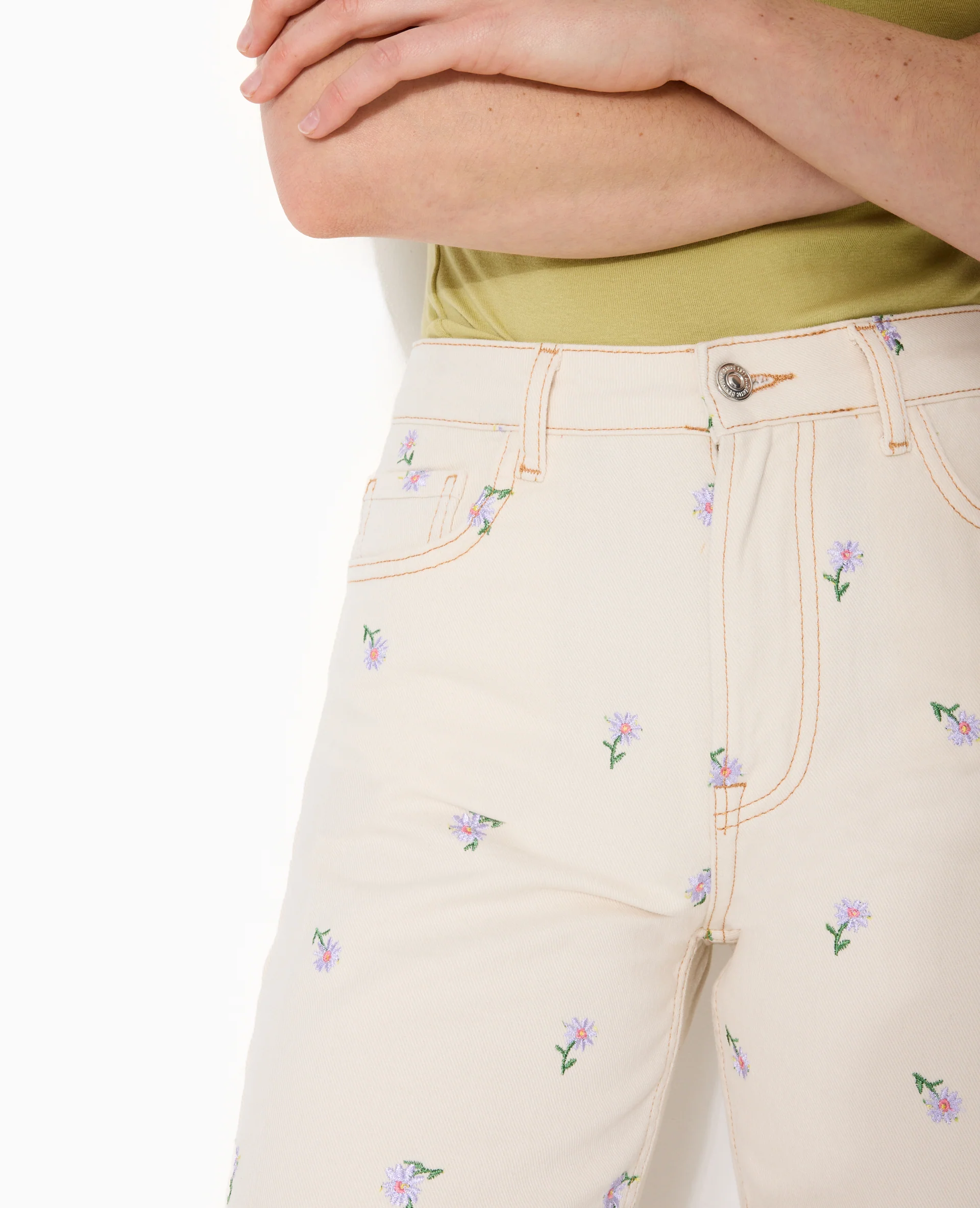 Jean straight taille haute avec broderies fleurs