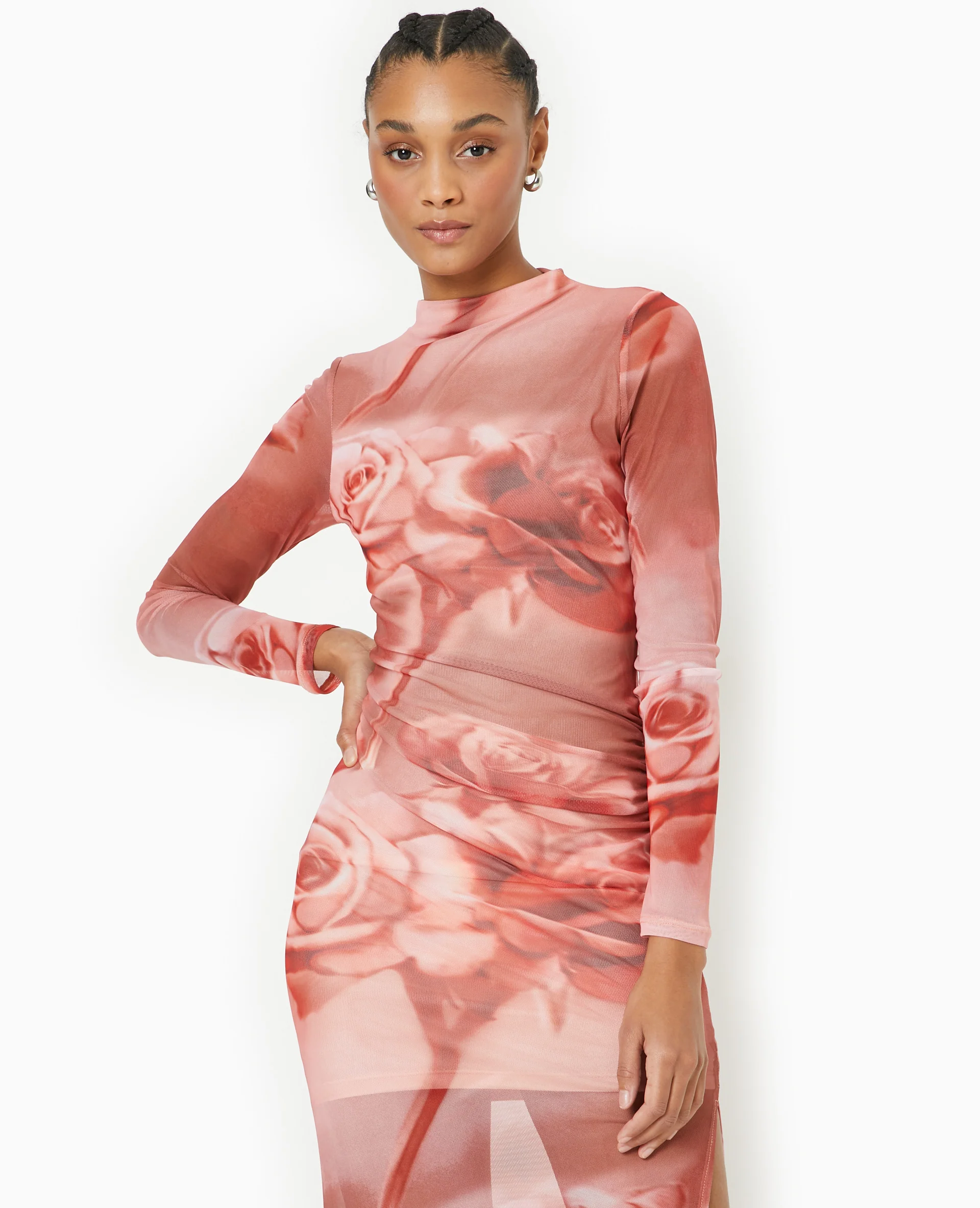 Robe longue en maille résille motif roses