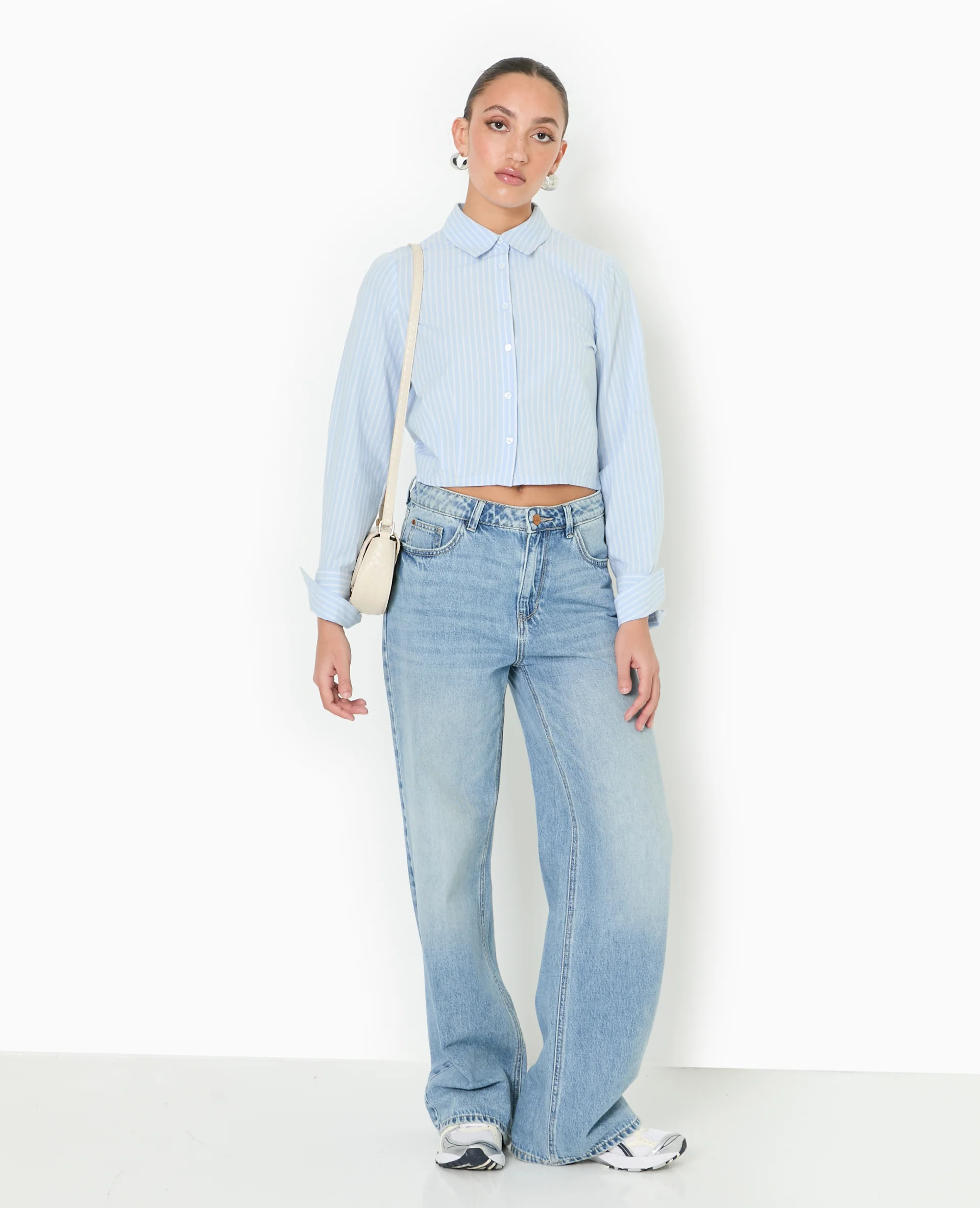 Chemise courte et resserrée avec rayures