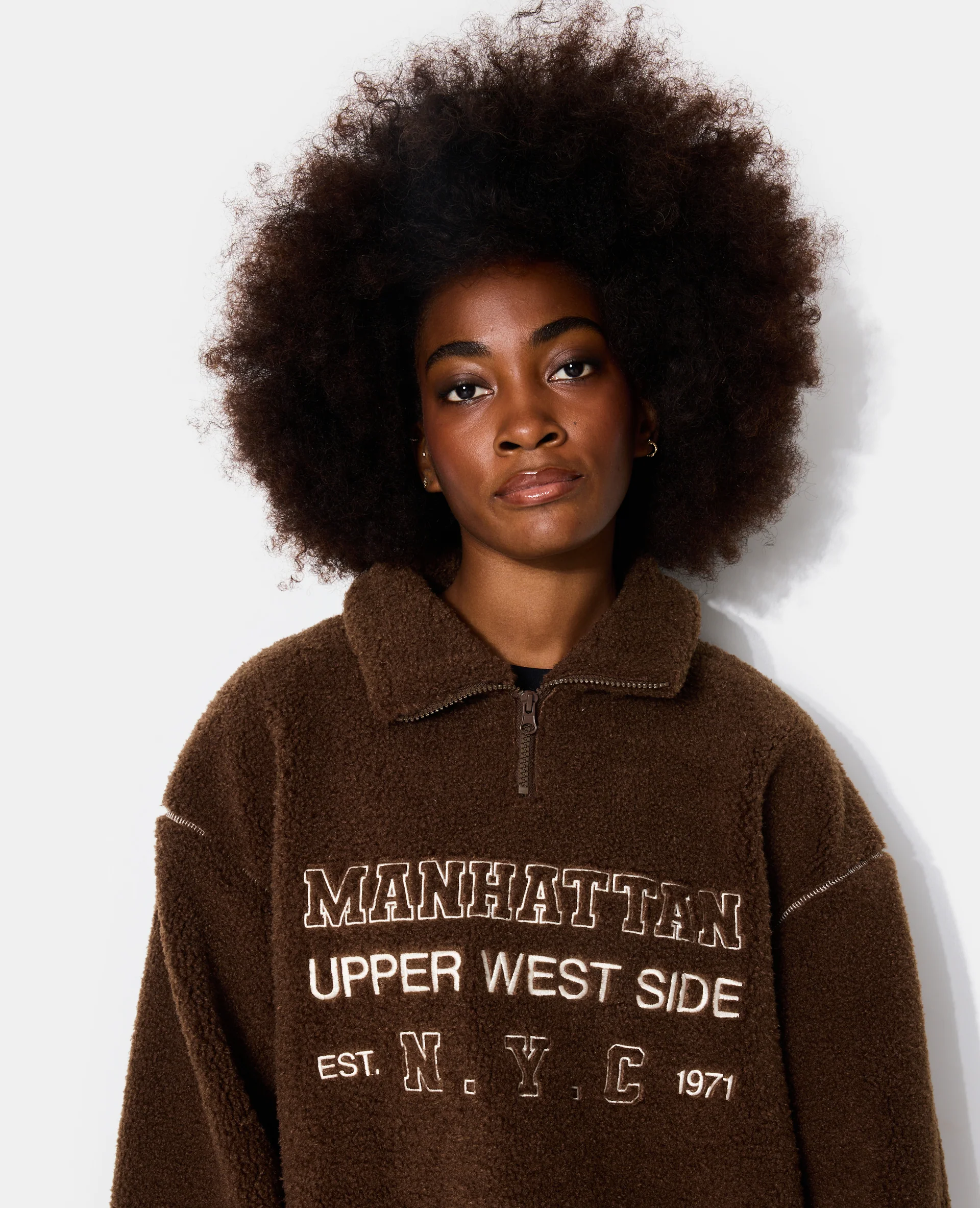 Sweat droit en sherpa col zippé avec broderies