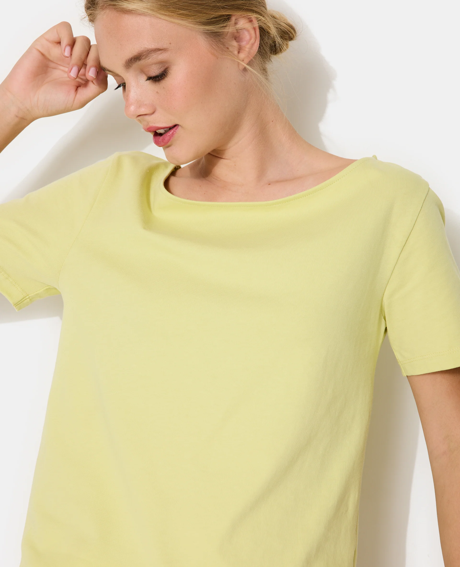 T-shirt manches courtes épaule dégagée