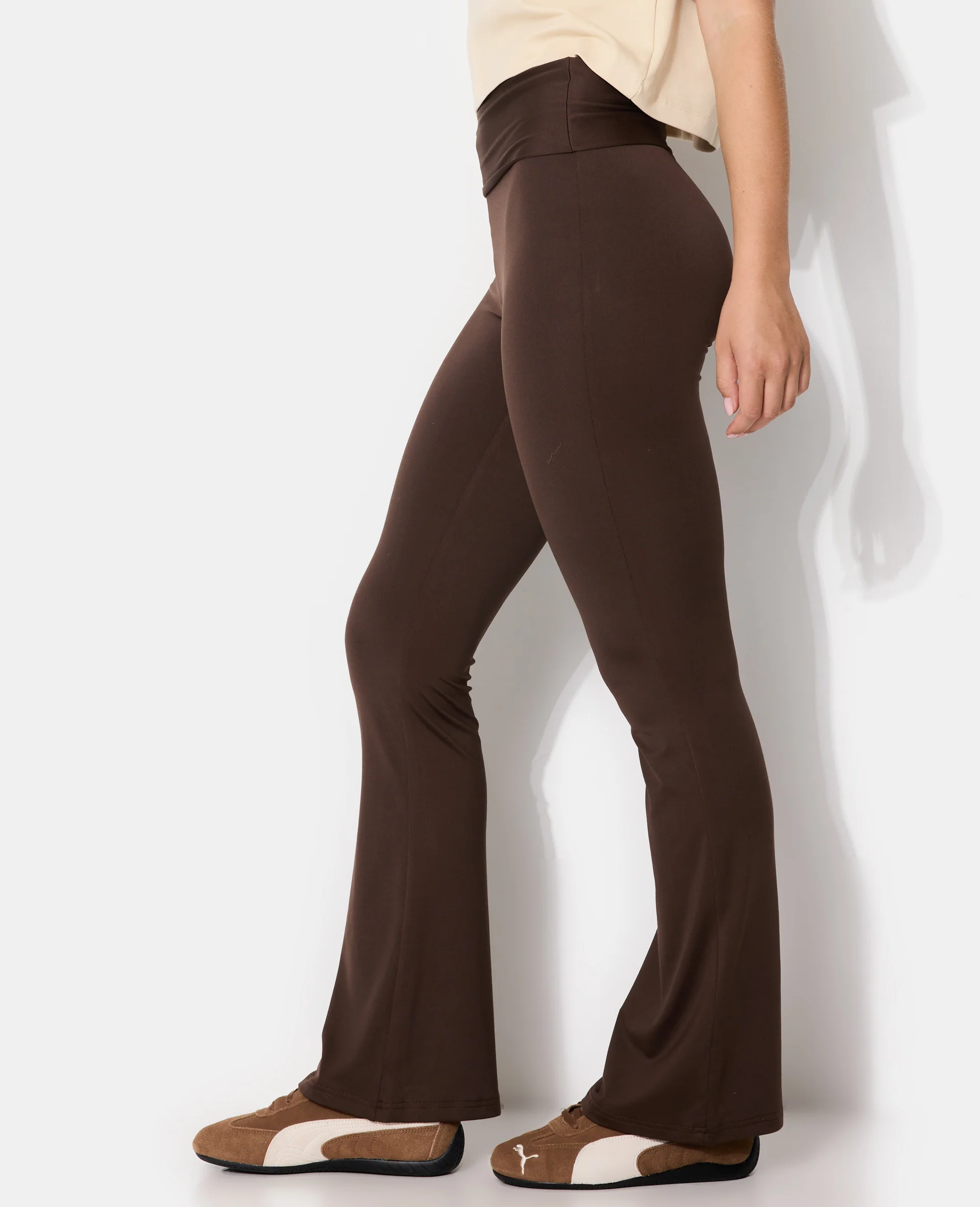 Pantalon flare en maille stretch avec ceinture revers