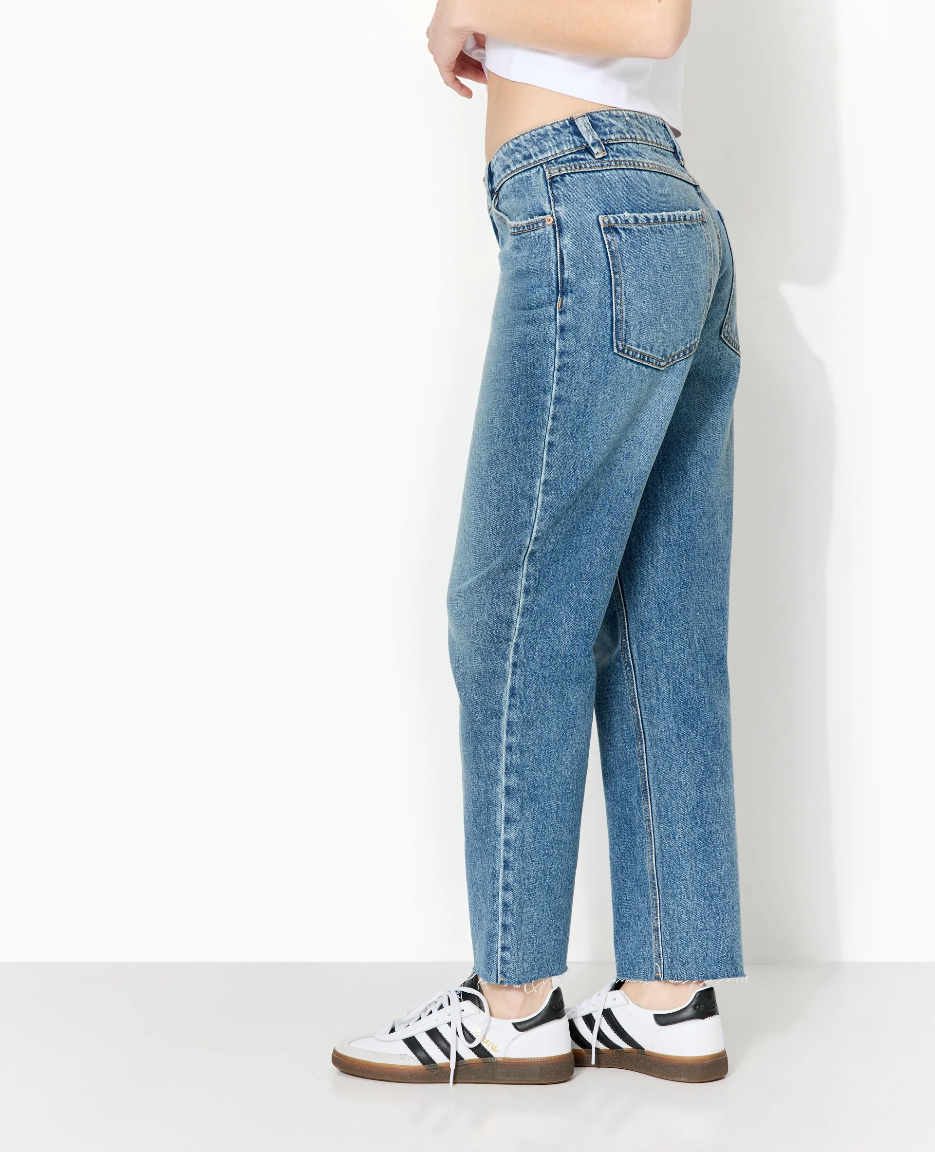 Jean straight taille haute bas coupés