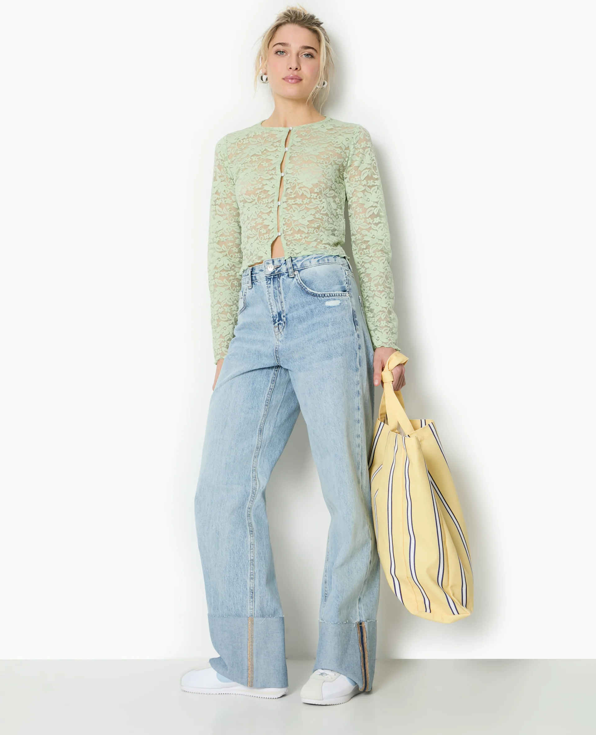 Top cardigan en dentelle avec bouton perle