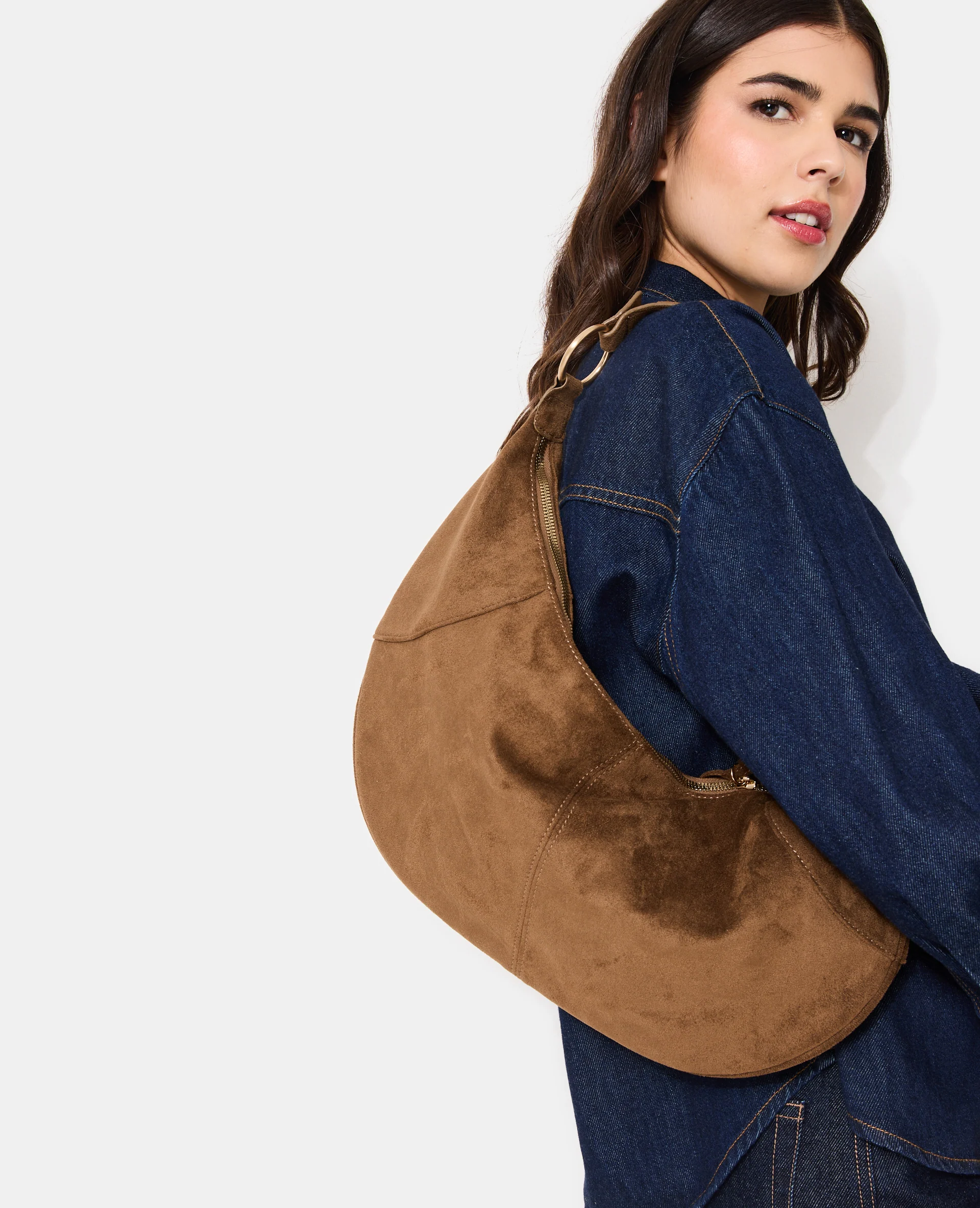 Sac demi-lune en suédine souple porté épaule