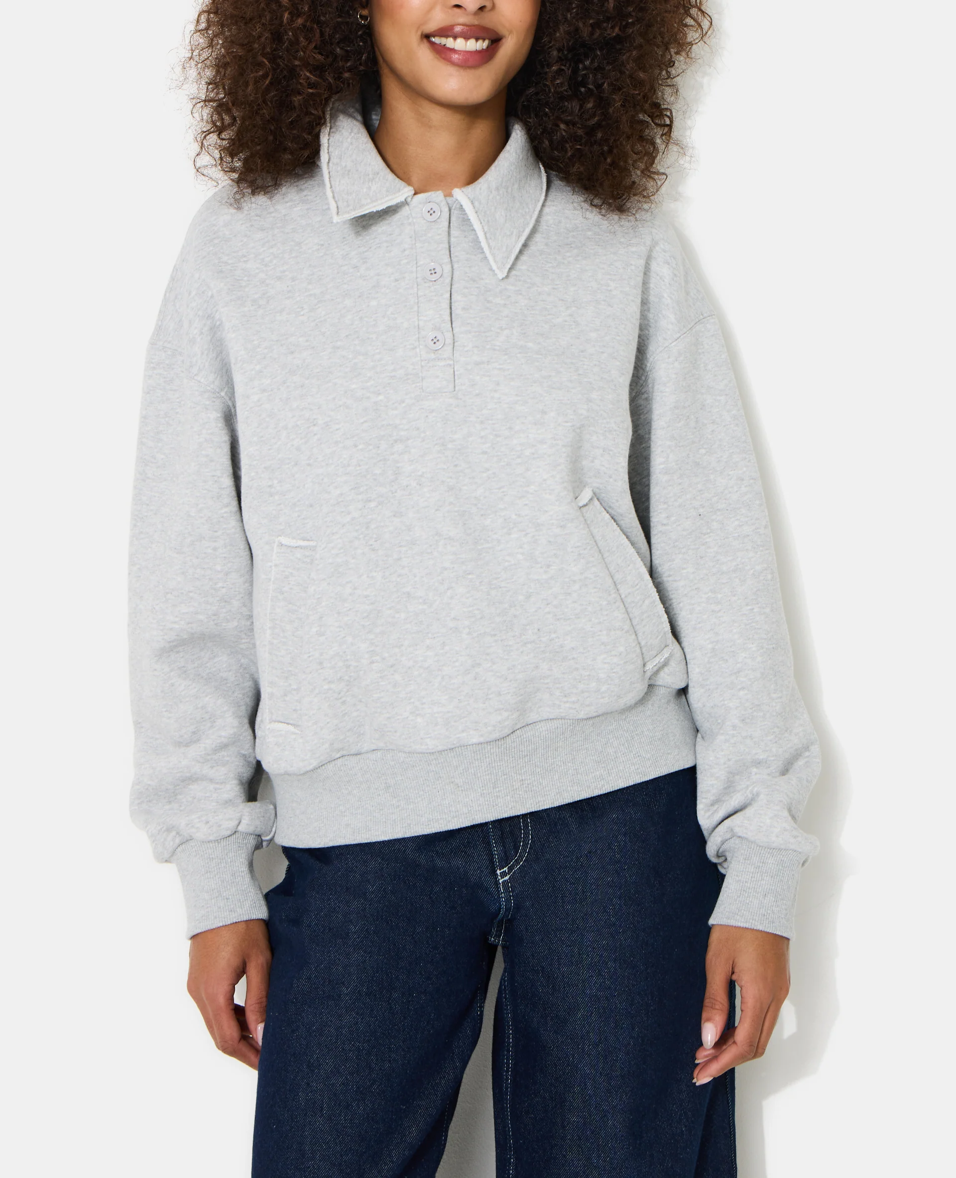 Sweat col polo avec poches et détails coupés