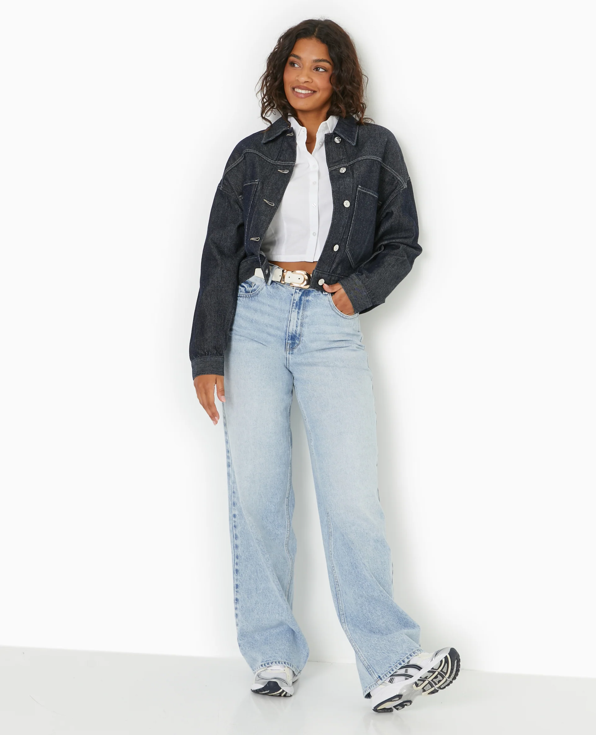 Chemise courte et resserrée