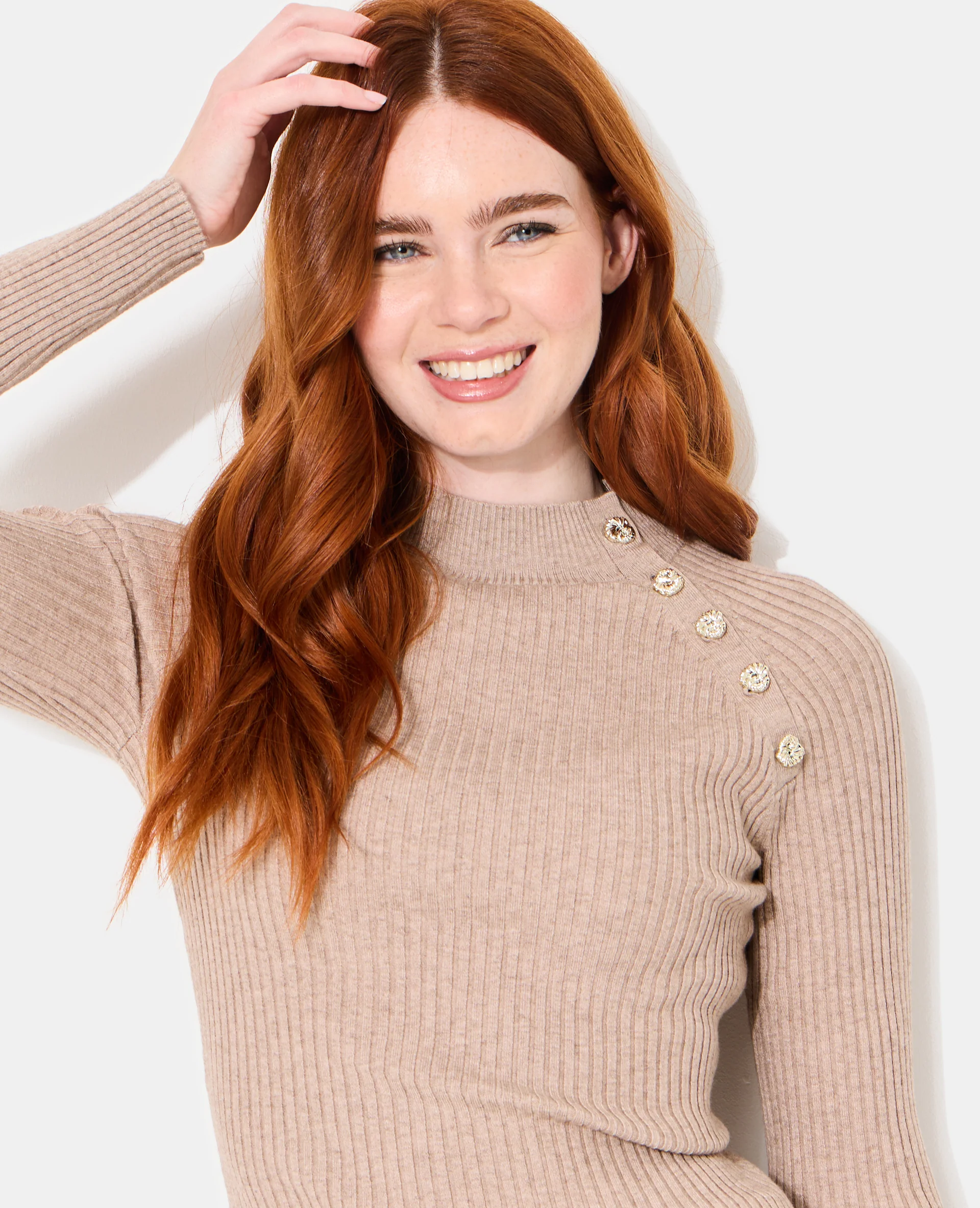 Pull moulant en maille côtelée avec boutons