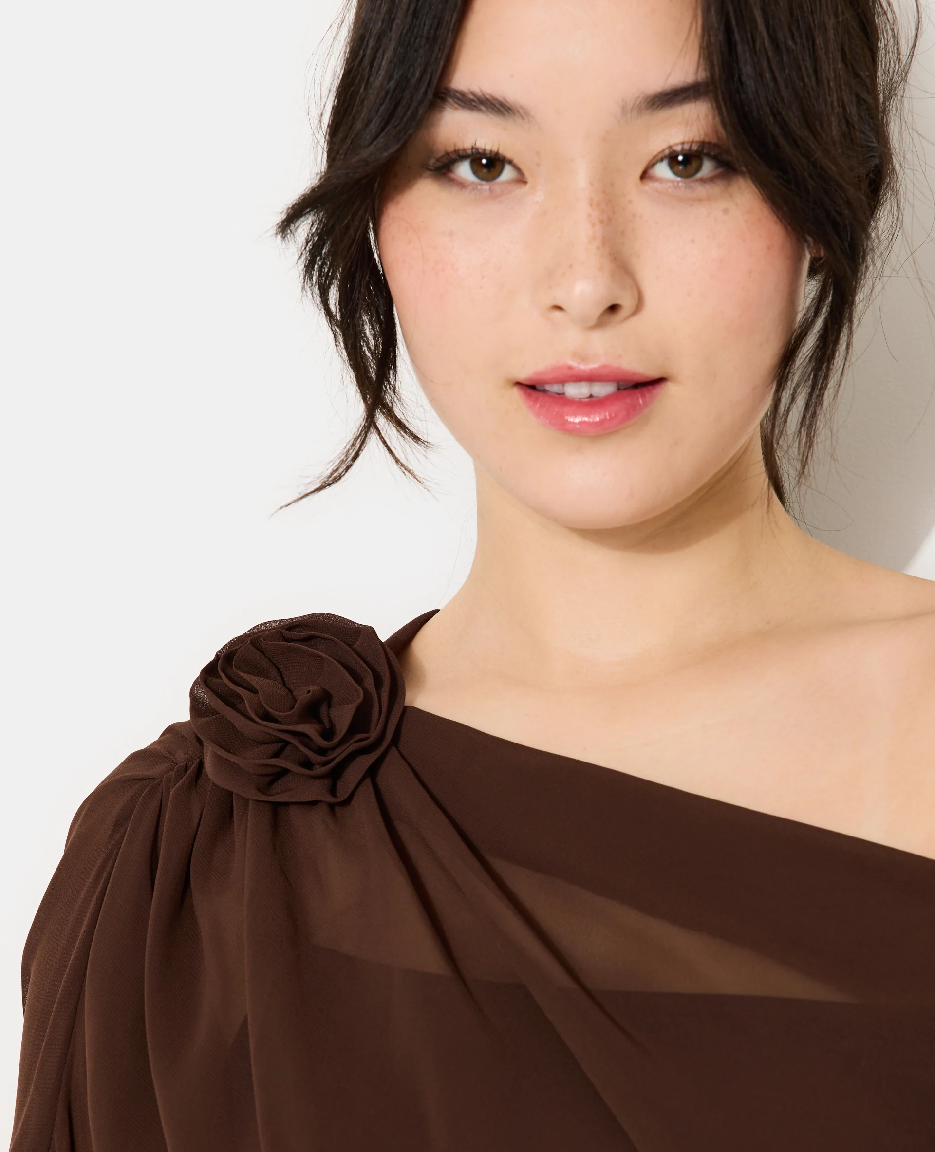 Blouse en voile drapé avec fleur