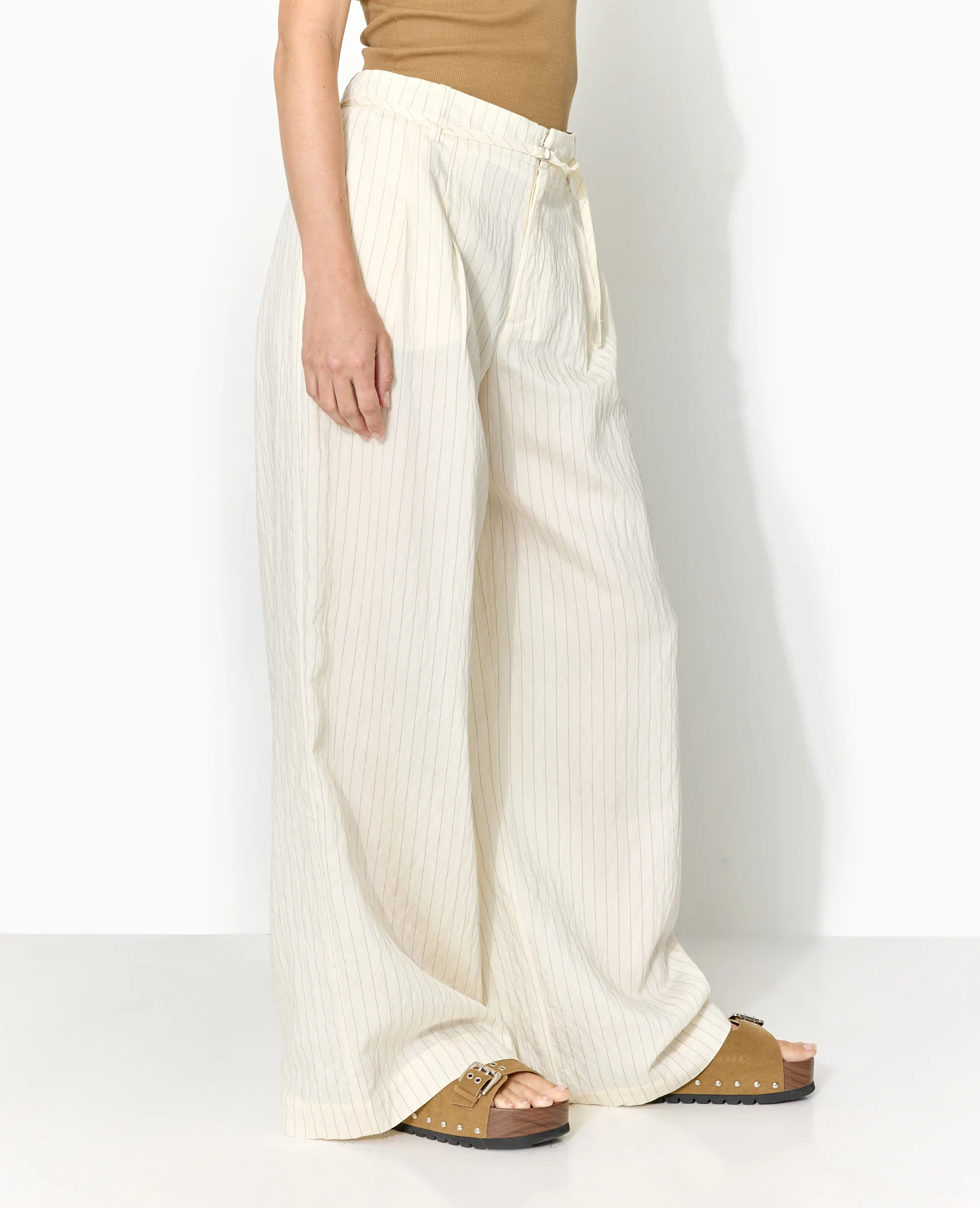 Pantalon large rayé taille haute avec ceinture