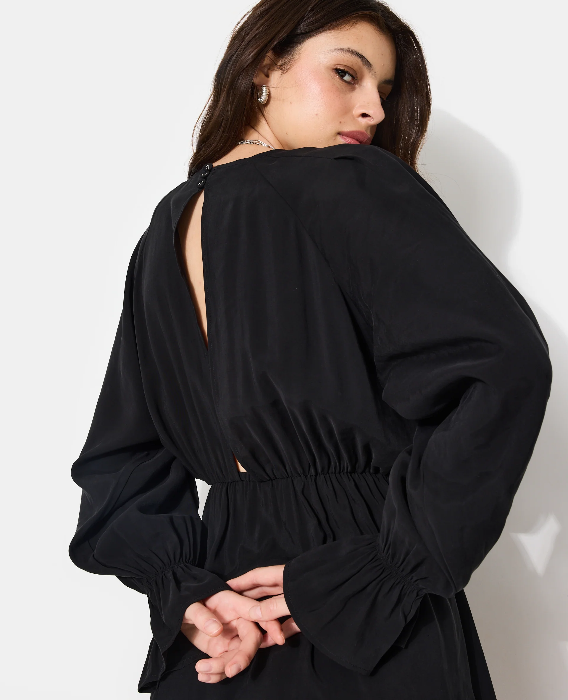 Robe courte avec taille élastiquée en tissu fluide