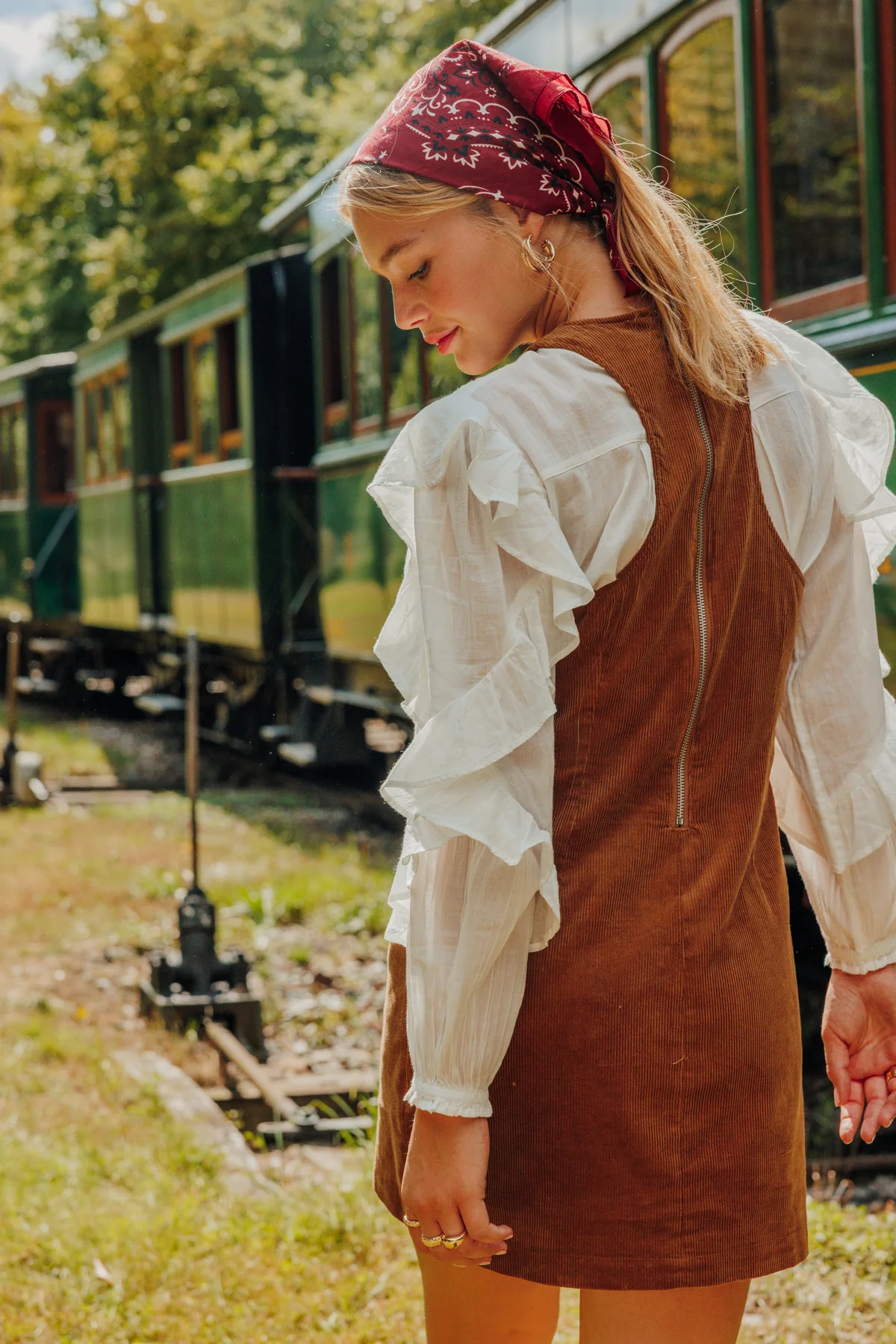 Robe courte larges emmanchures en velours côtelé