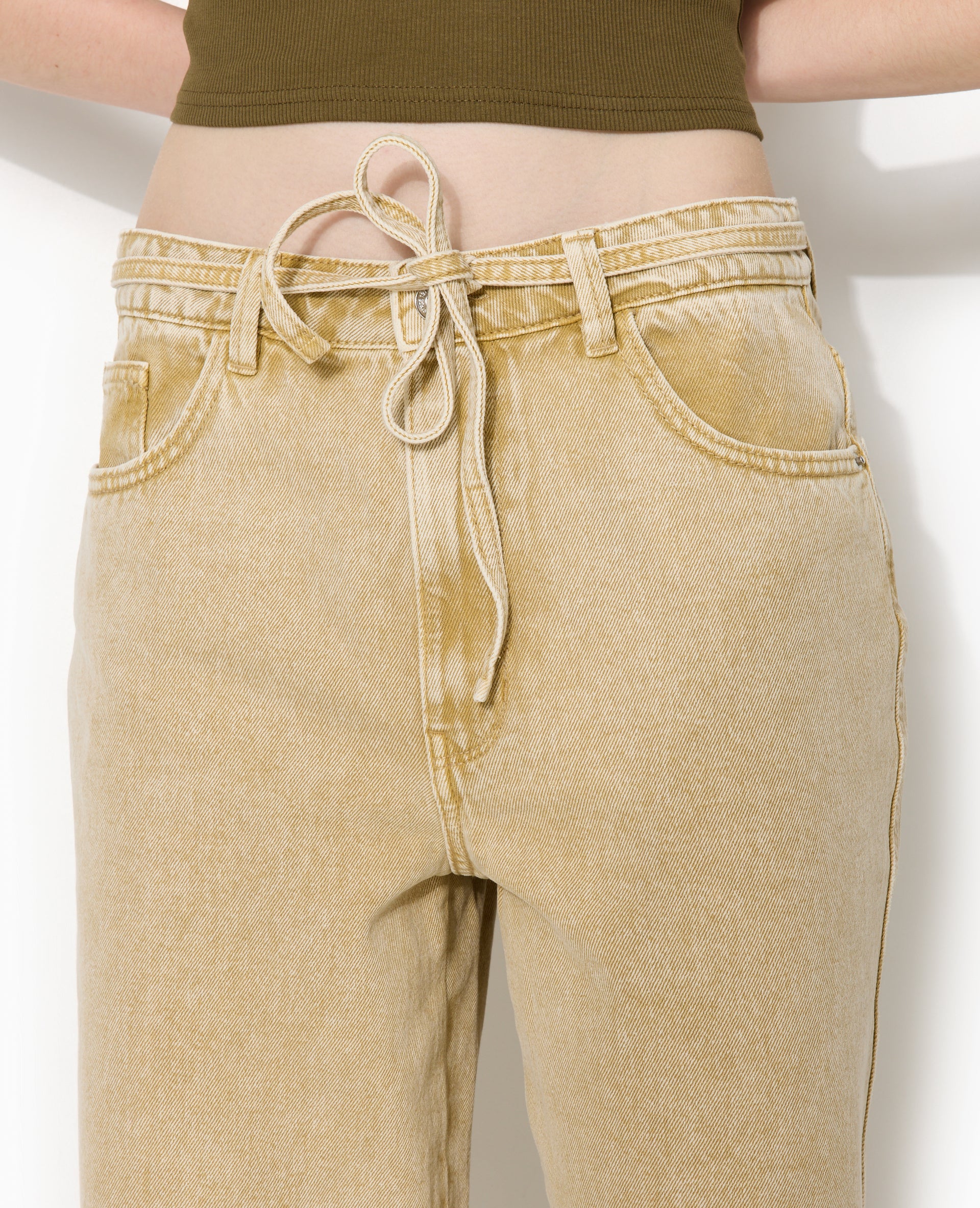 Jean baggy taille basse avec ceinture à nouer