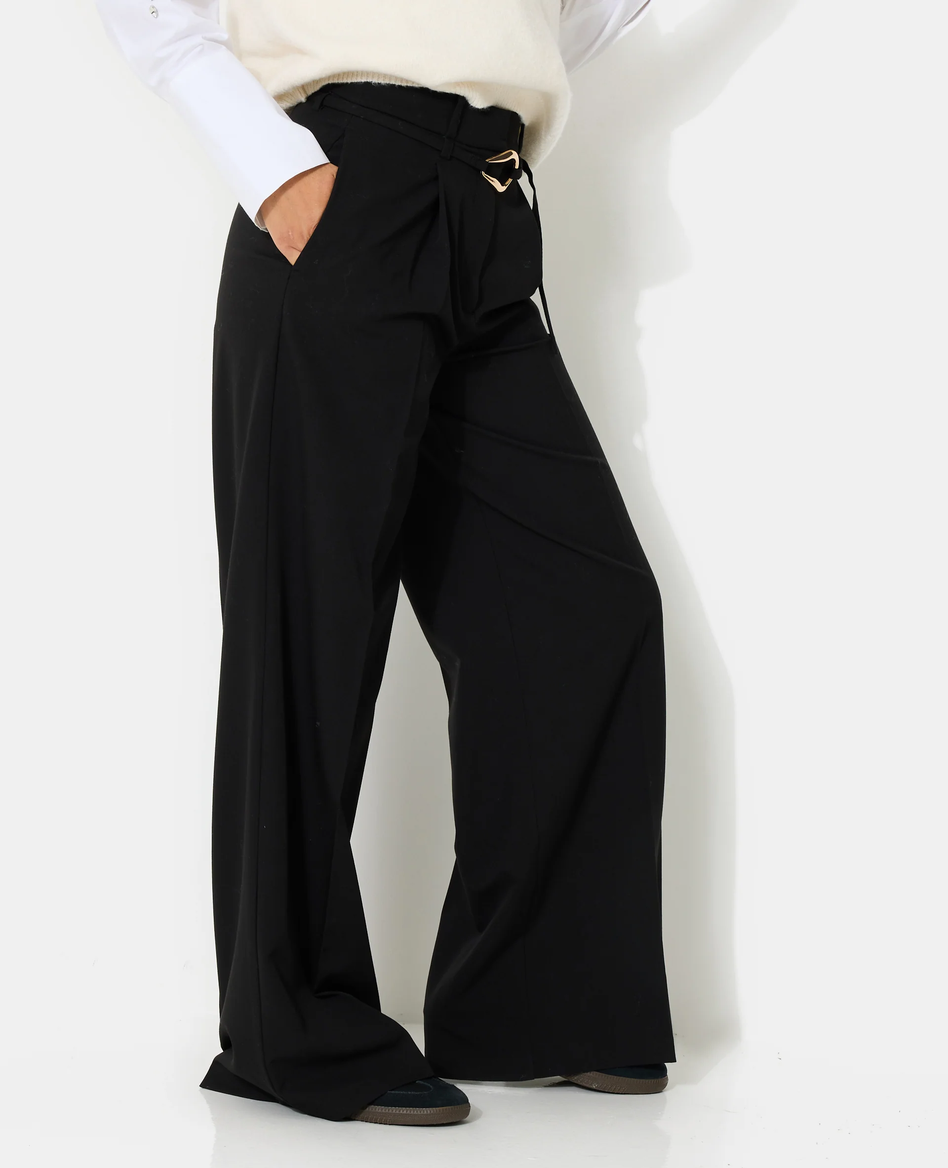 Pantalon droit avec ceinture et boucle fantaisie