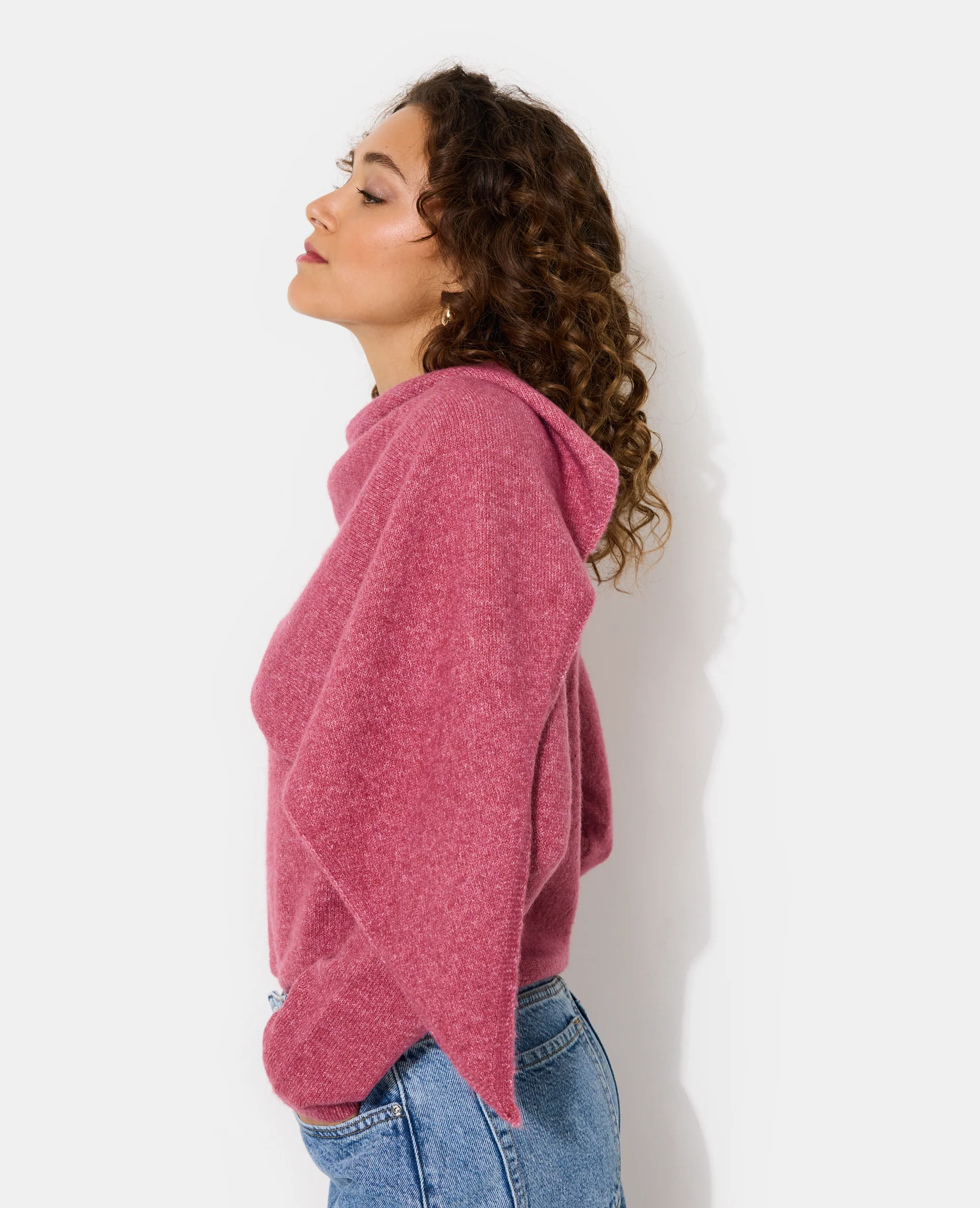 Pull en maille avec écharpe intégrée