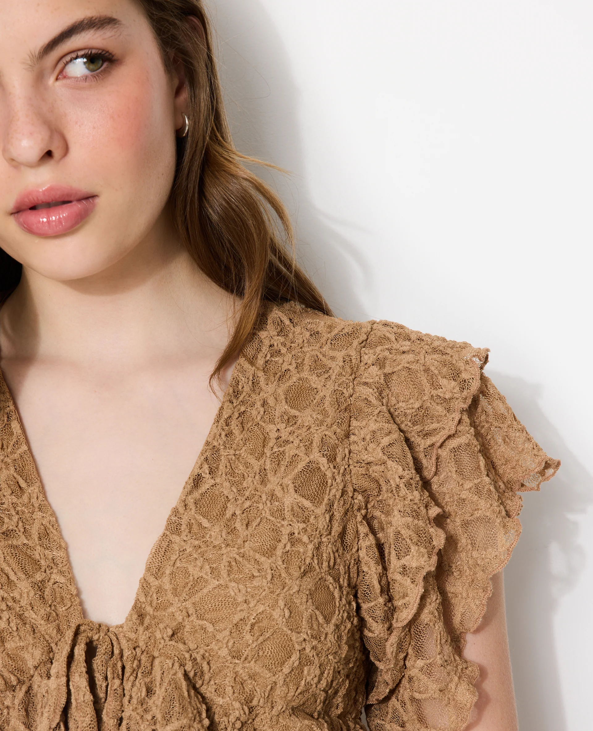 Top en dentelle avec nouettes et volants