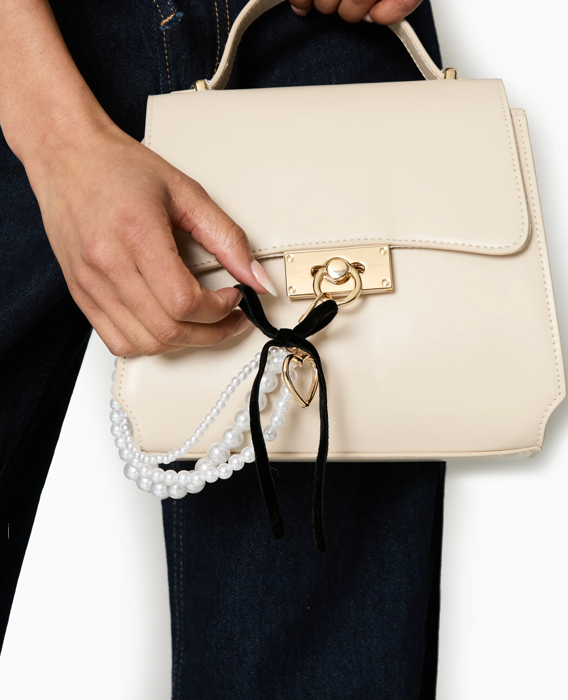 Déco de sac avec perles, cœur et ruban