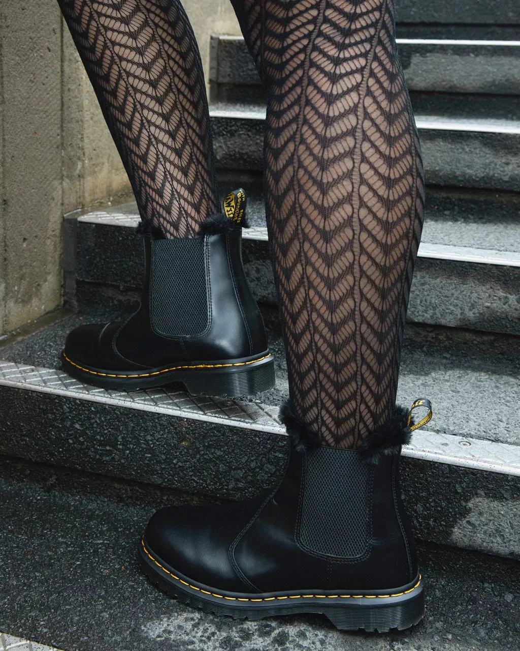 DR MARTENS 2976 Leonore Faux Fur Lined Chelsea Boots