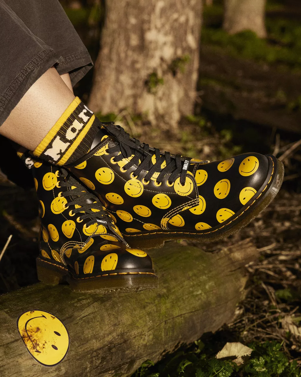 DR MARTENS 1460 SMILEY&reg;&nbsp;SMOOTH LEATHER BOOTS