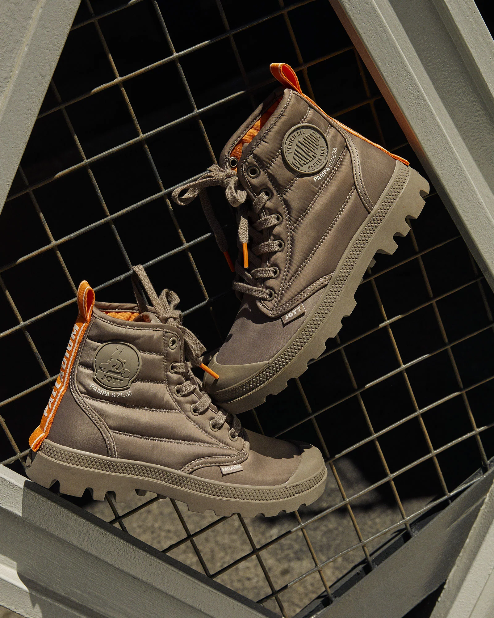 Taupe Rhona Pampa Hi Dare JOTT x high boots PALLADIUM