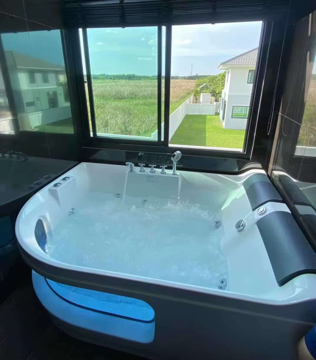 อ่างสปาจากุซซี่มุมสีดำแบบโมเดิร์น อ่างน้ำวนสีดำด้านแบบสั่งทำพิเศษ อ่างน้ำวนพร้อมไฟบำบัดที่ดีที่สุด อ่างน้ำร้อนสำหรับ 2 คน