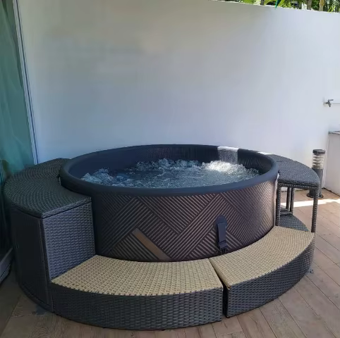 อ่างน้ําร้อนกลางแจ้ง 6 คน Garden Spa แบบพกพา Whirlpool Spa Air Bubbles ในร่มรอบ Inflatable Hot Tub สปา Bath Tub