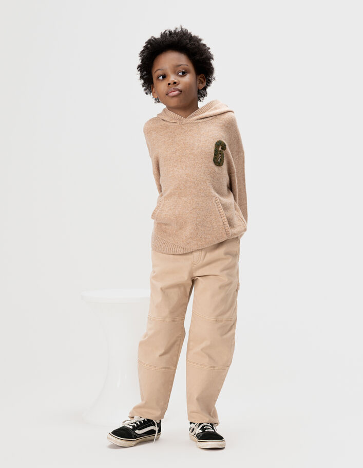 Pull &agrave; capuche beige tricot chin&eacute; badge chiffre gar&ccedil;on