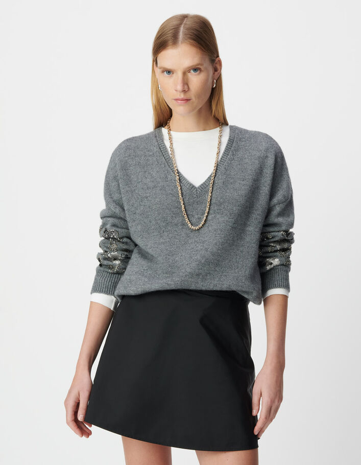 Pull en maille gris chin&eacute; d&eacute;tails bijoux pour femme