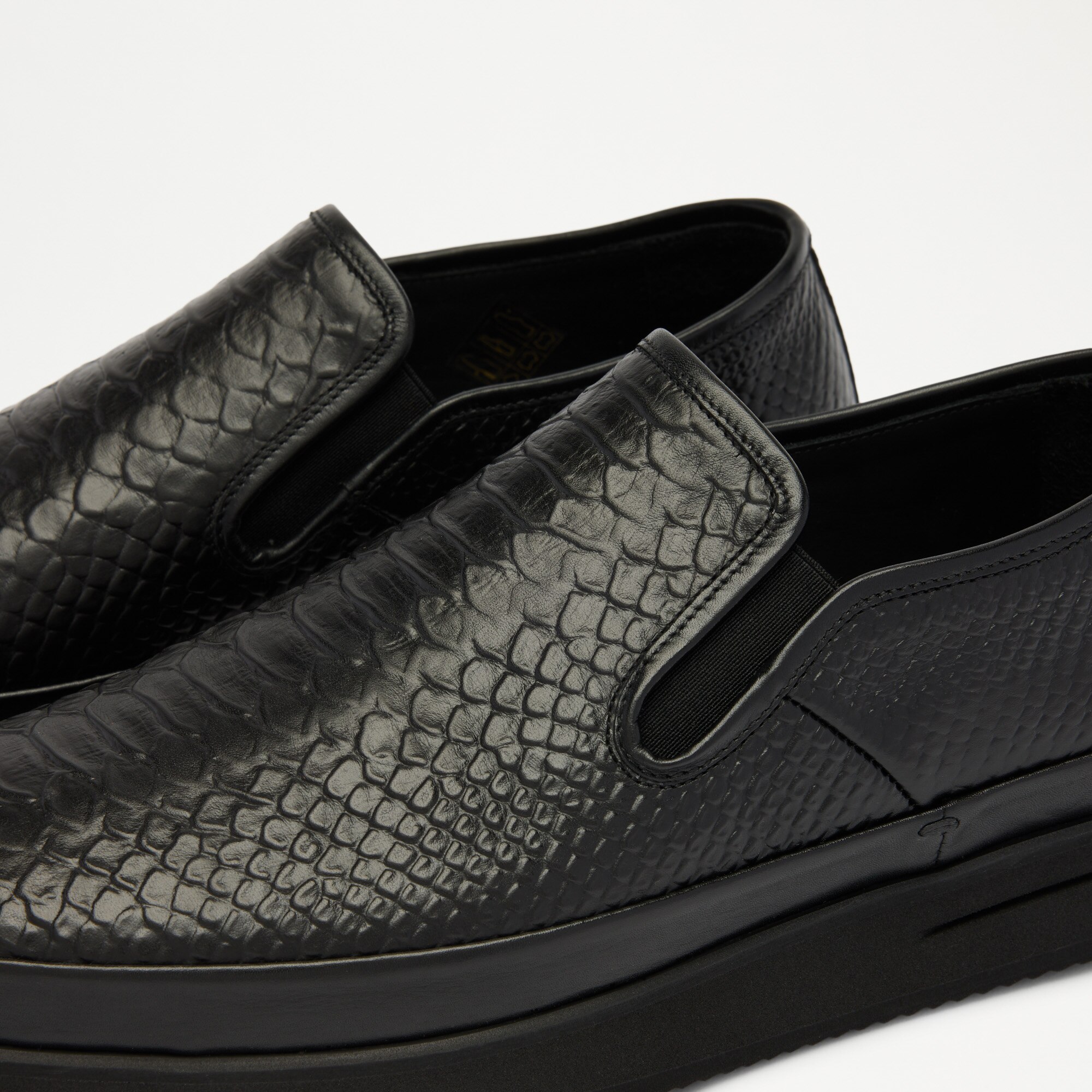 Sanmarino2<br>Slip-On Textured Trainer