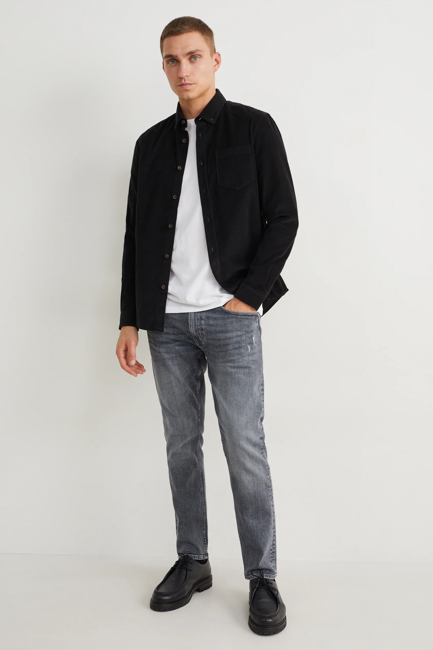 Slim tapered jeans - LYCRA?