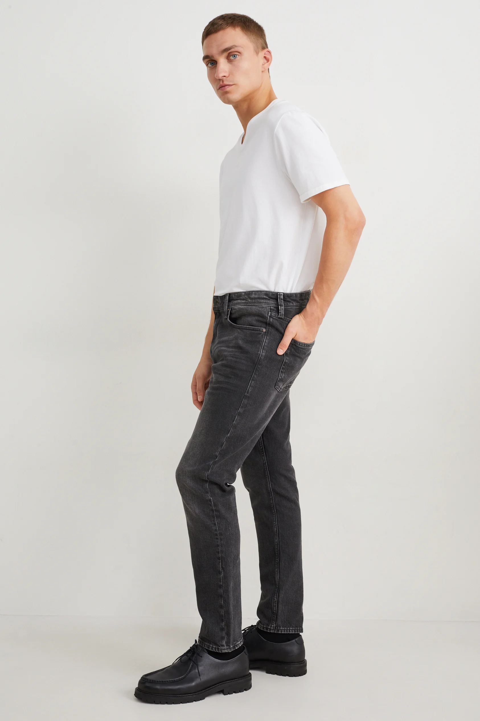 Slim tapered jeans - LYCRA?