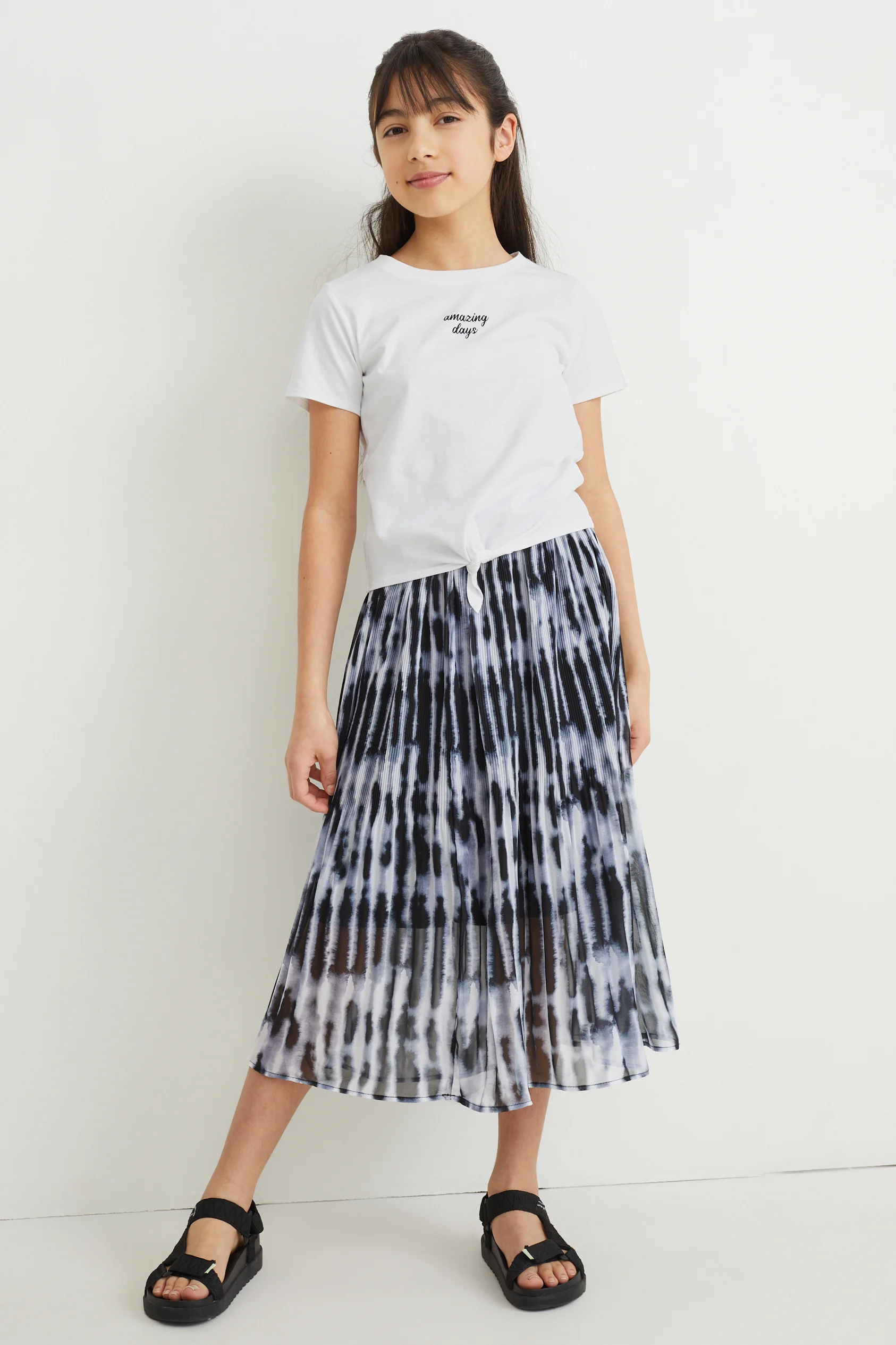 Set - short sleeve T-shirt and pleated skirt - 2 piece