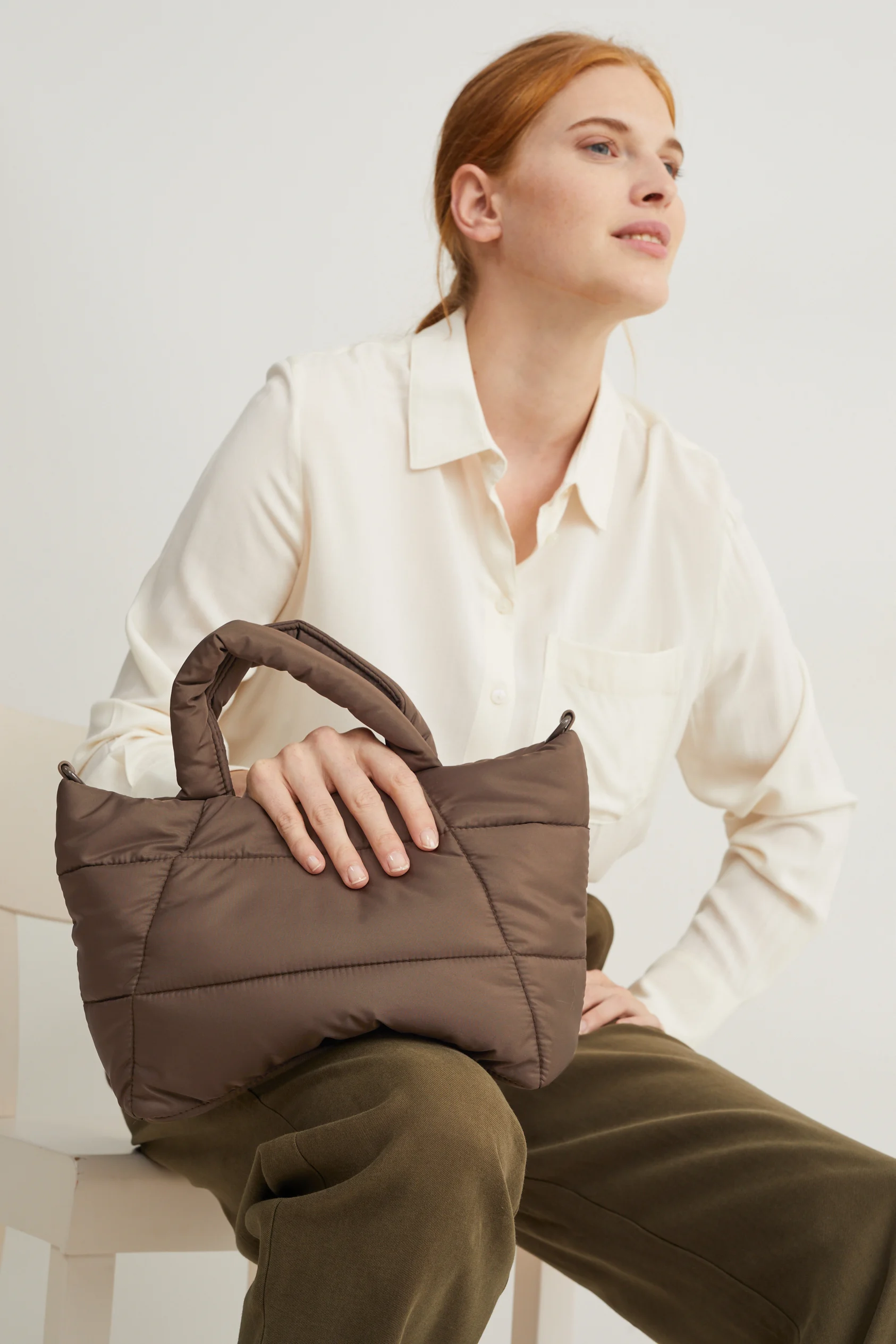 Quilted shopper with detachable bag strap