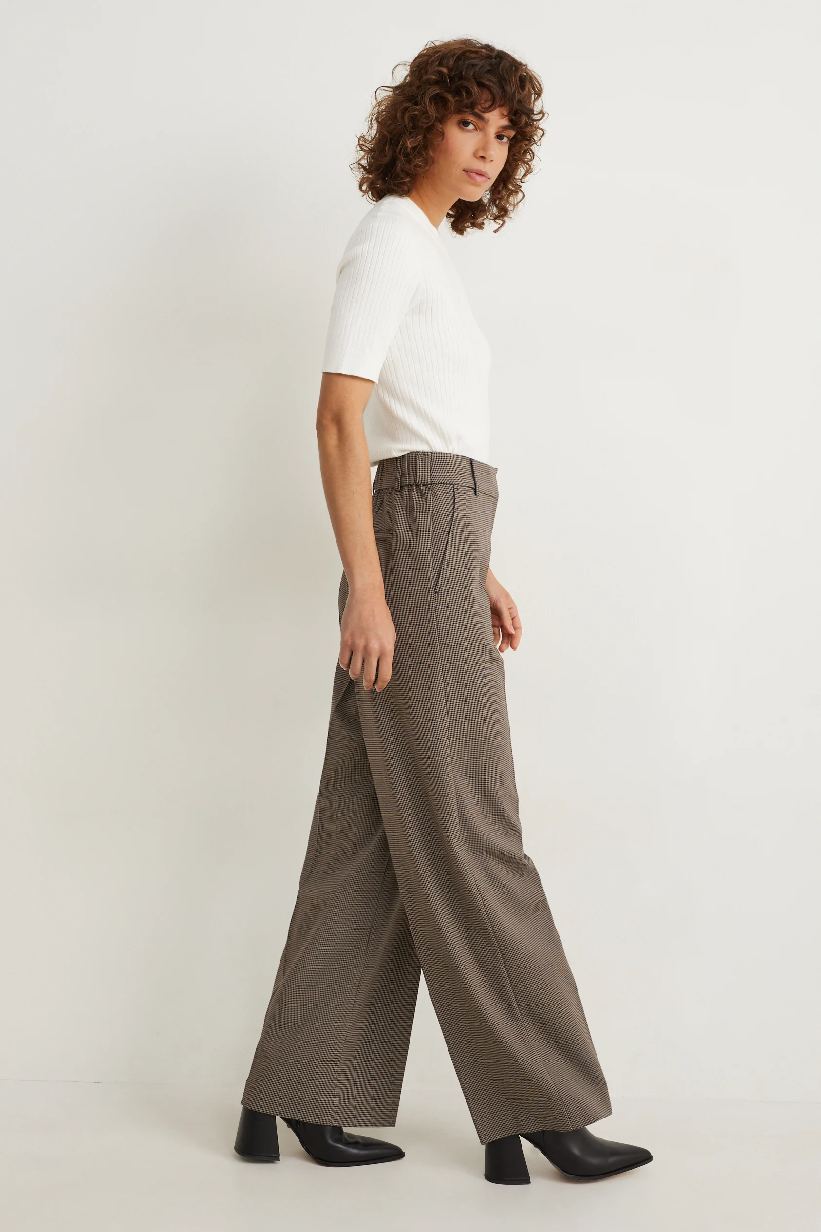 Trousers - high waist - wide leg